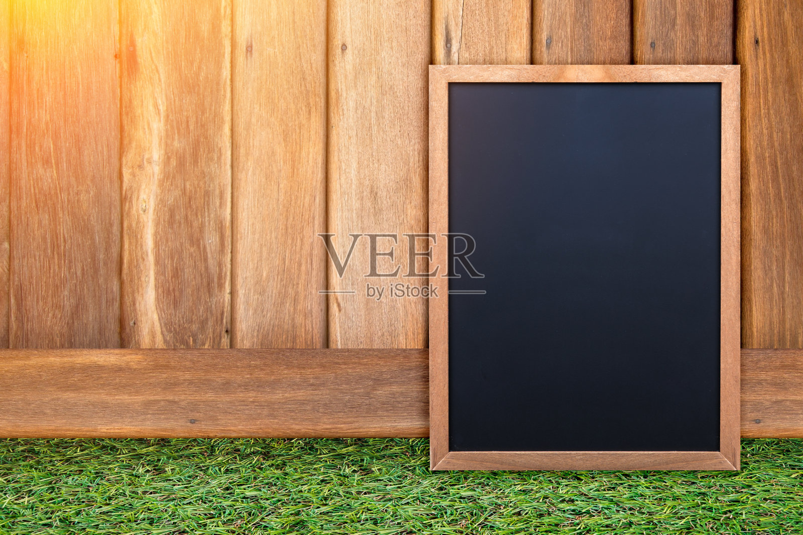 空白的黑色黑板上有粉笔的痕迹照片摄影图片