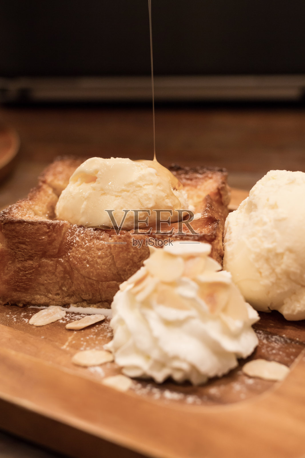 蜂蜜吐司加鲜奶油照片摄影图片