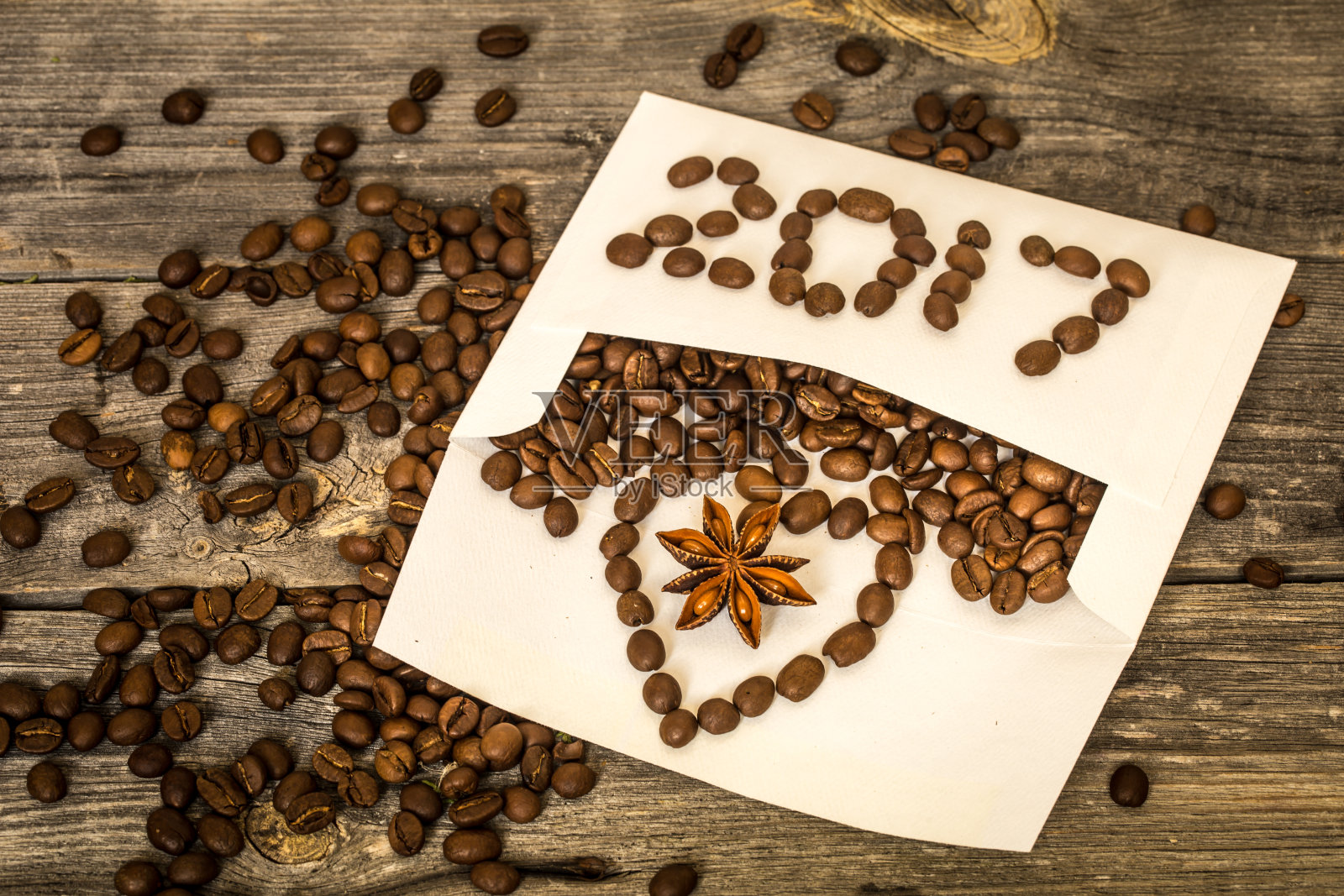 白色信封上的咖啡豆带来了全新的2017照片摄影图片