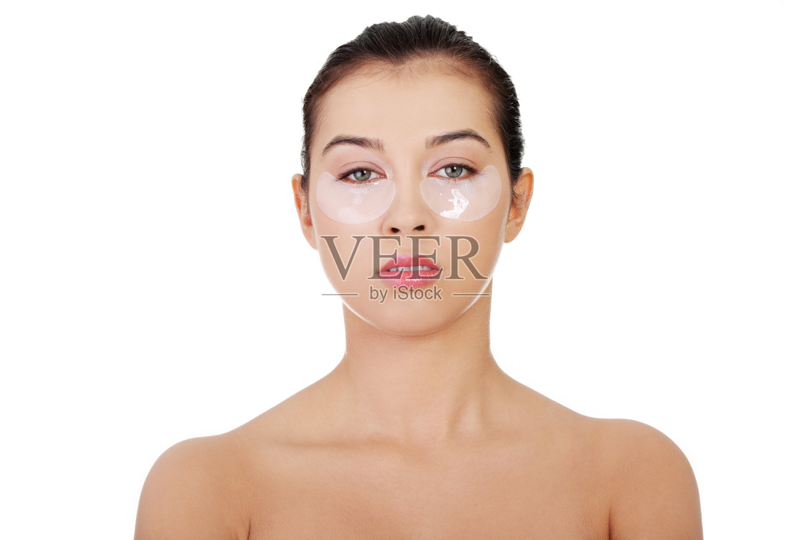 迷人的女人用眼霜面膜。照片摄影图片