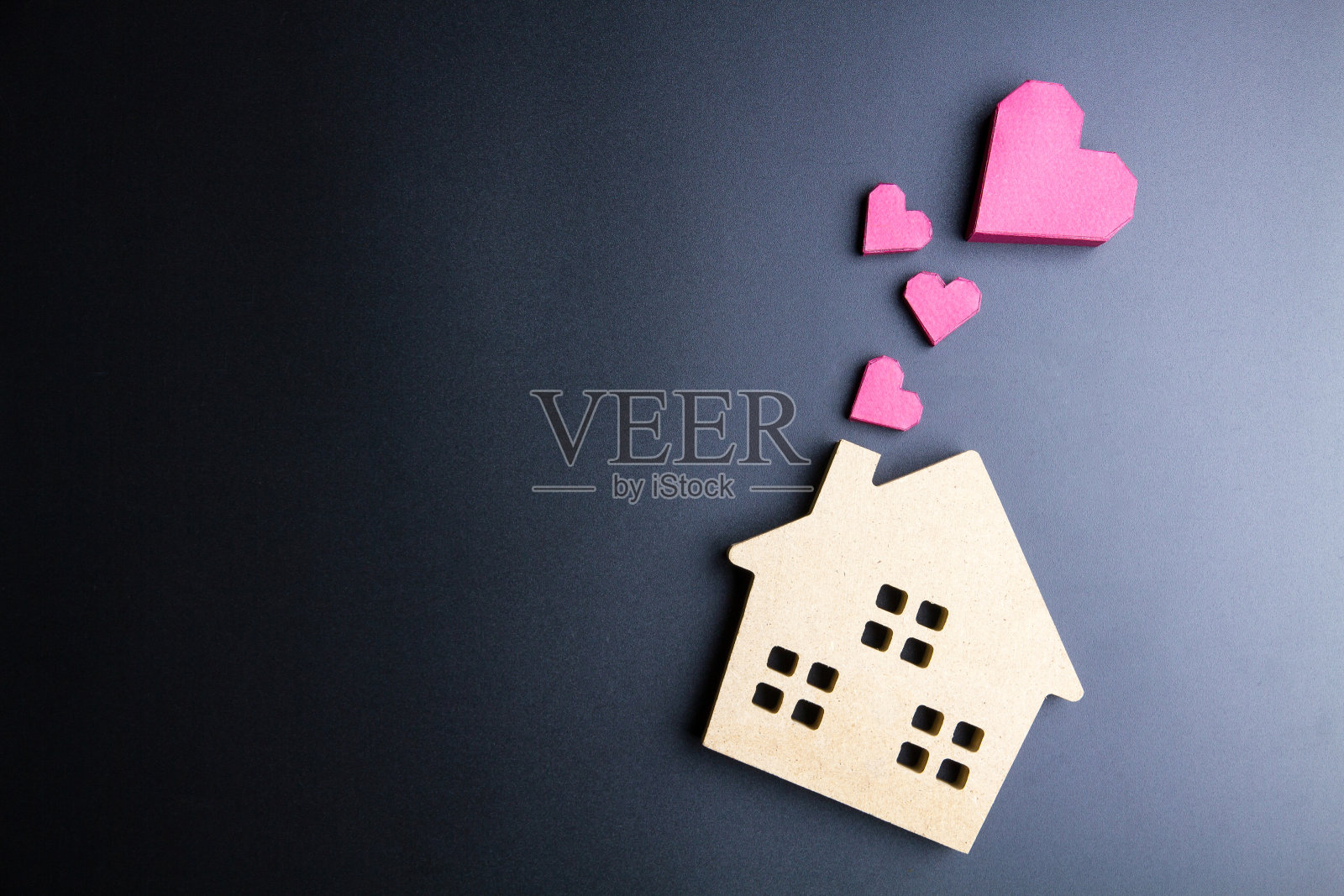 木制的房子玩具和红心形的纸盒照片摄影图片