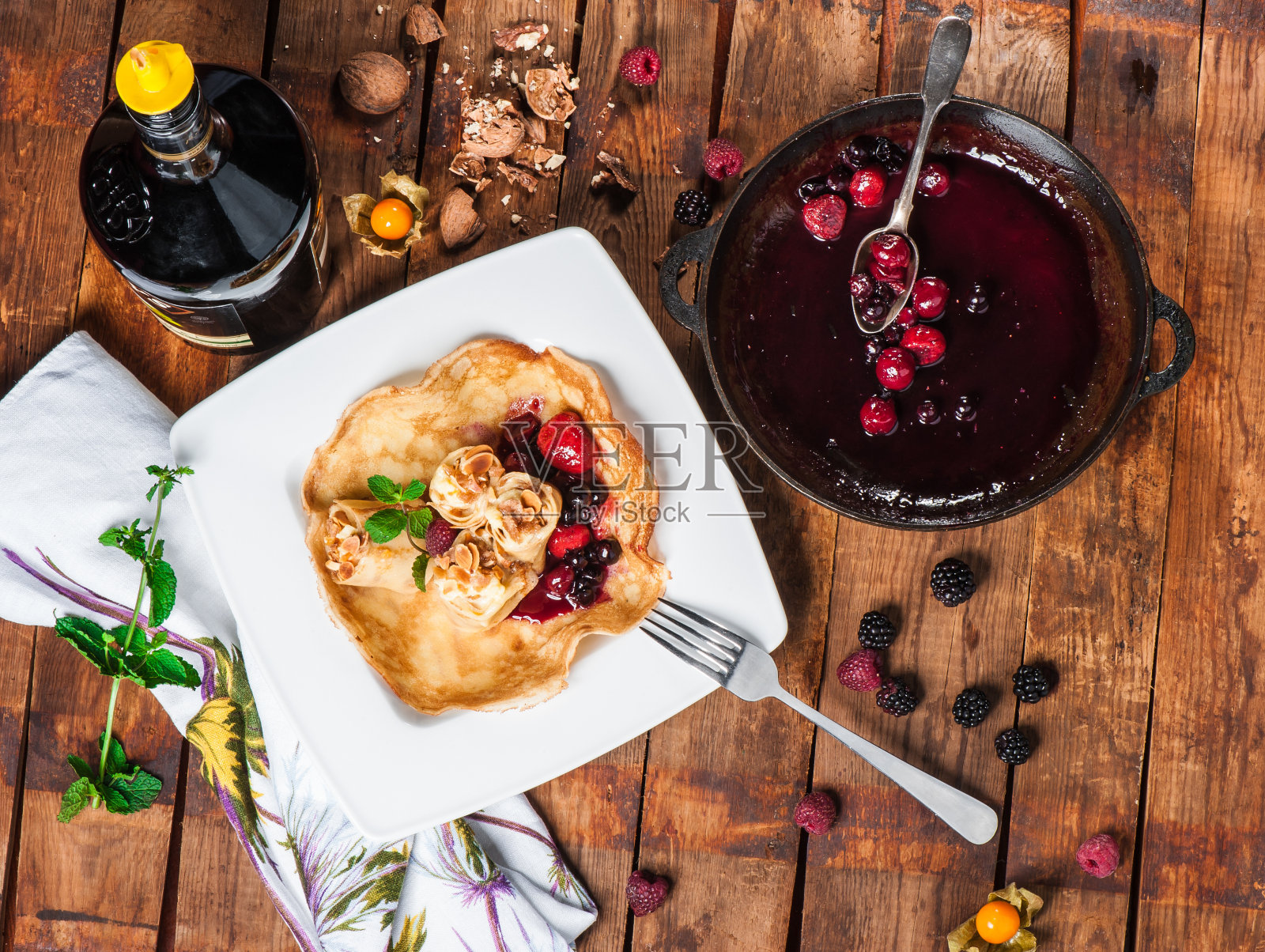 卷饼配浆果酱照片摄影图片