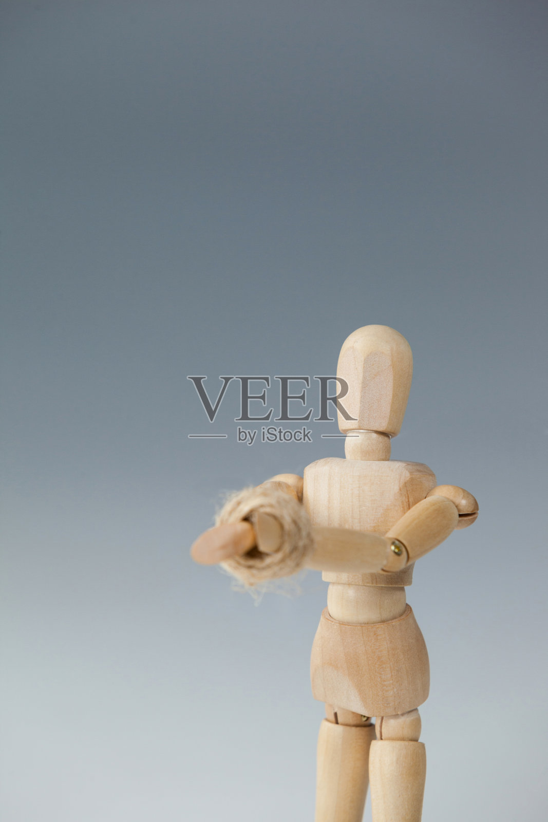 用绳子绑着的木雕手照片摄影图片