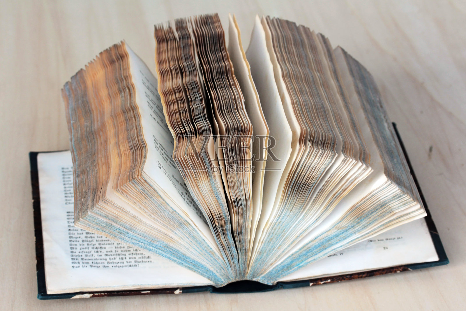 1853年的一本漂亮的古书照片摄影图片