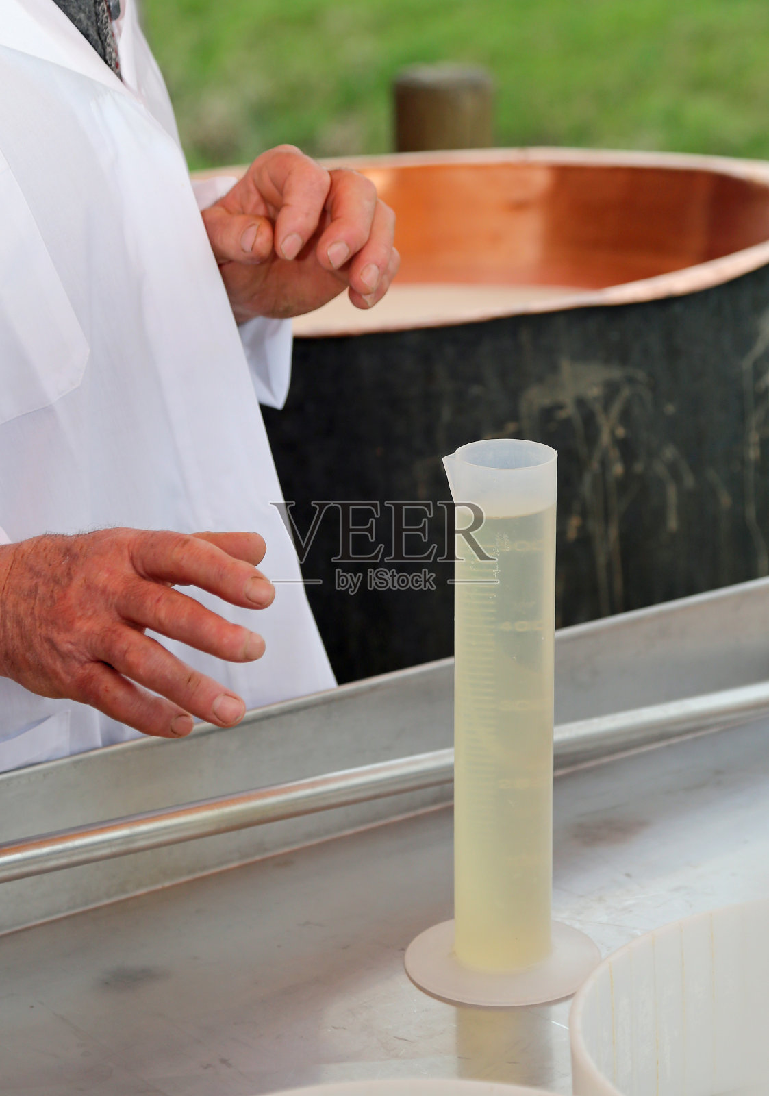 芝士师傅用手拿着一个塑料管照片摄影图片