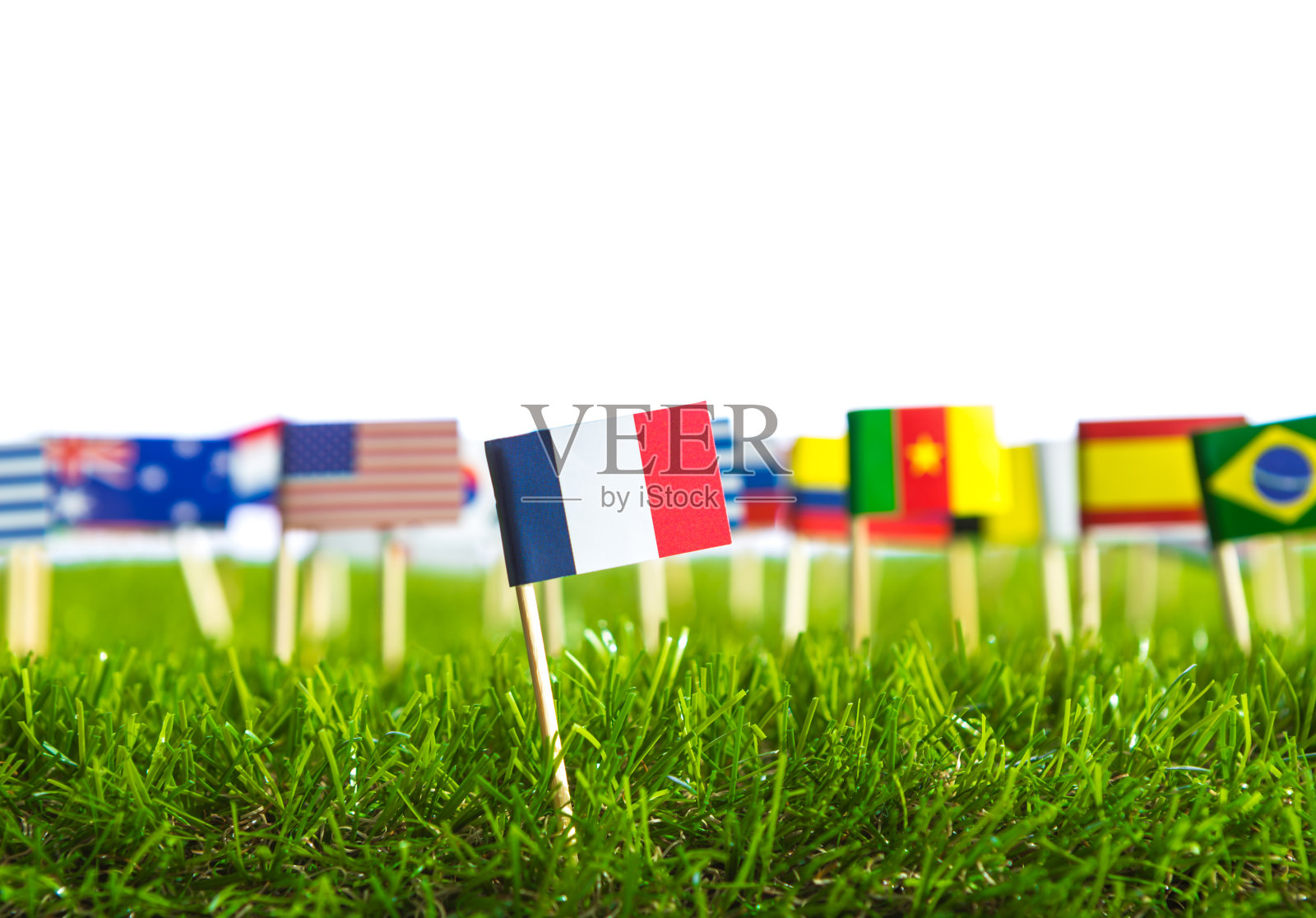 2014年足球锦标赛草地上的剪纸旗帜照片摄影图片
