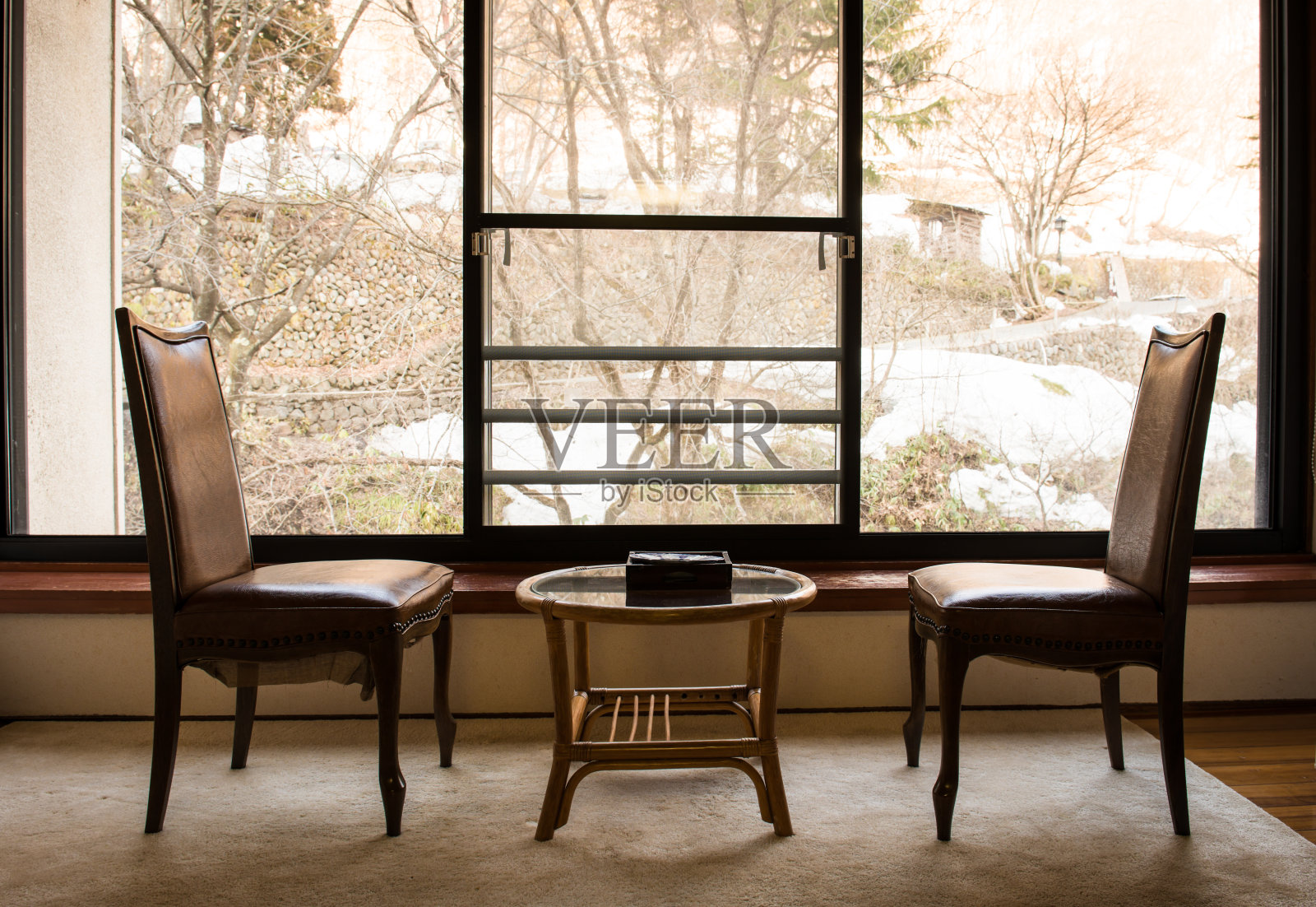 椅子和窗户照片摄影图片