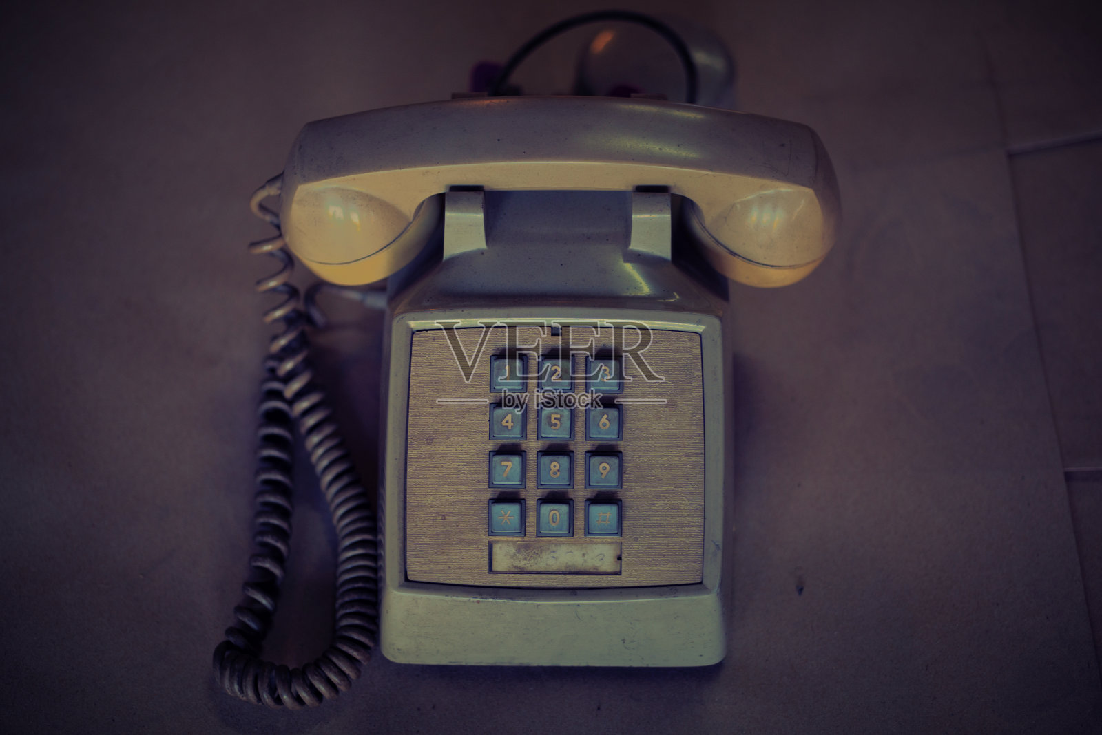 老式手机的状态。照片摄影图片