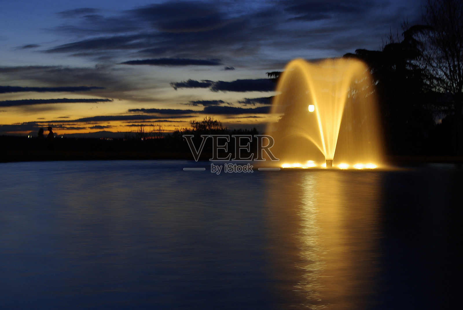 马德里奥斯特公园日落和喷泉照片摄影图片