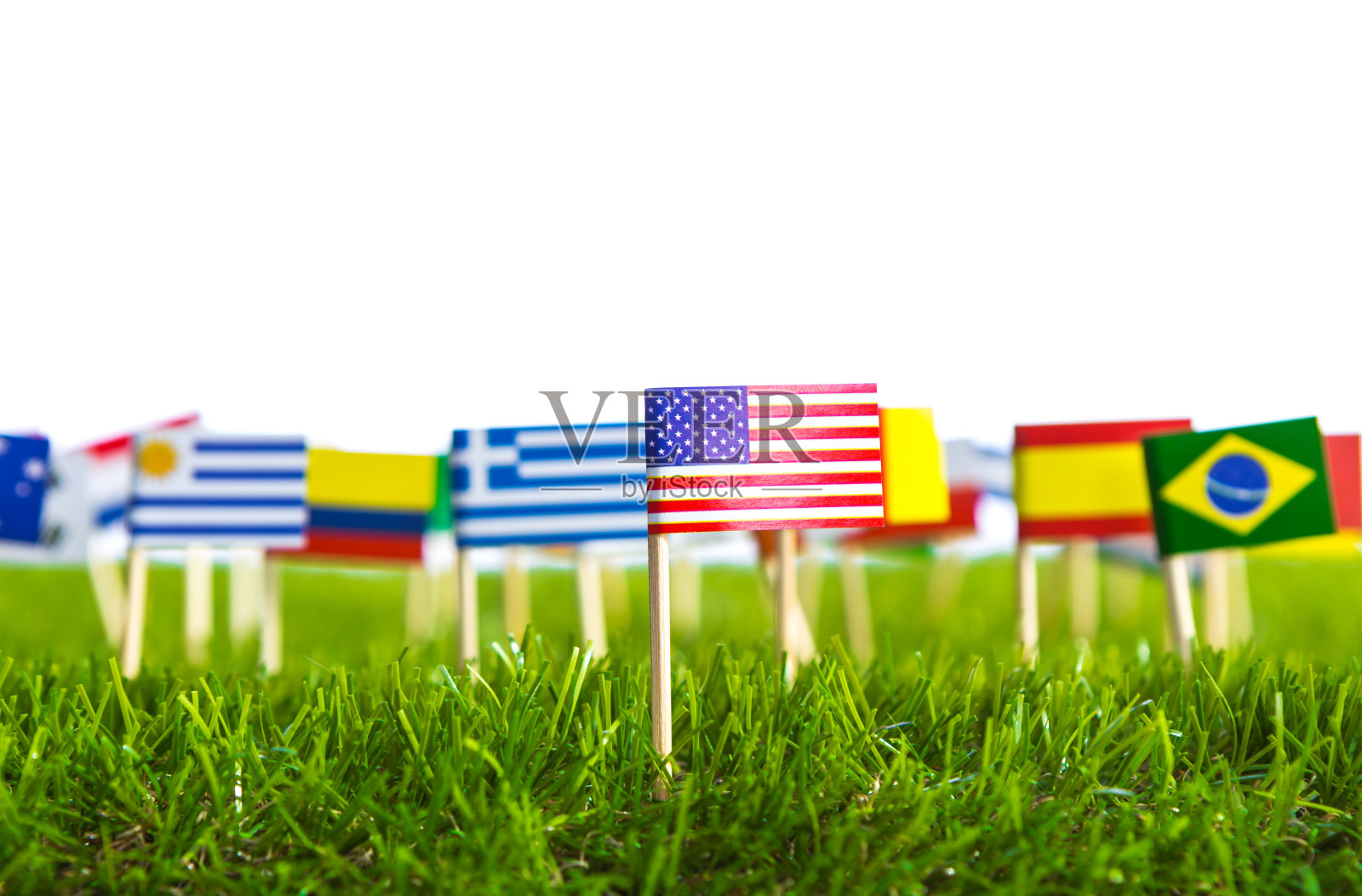 2014年足球锦标赛草地上的剪纸旗帜照片摄影图片