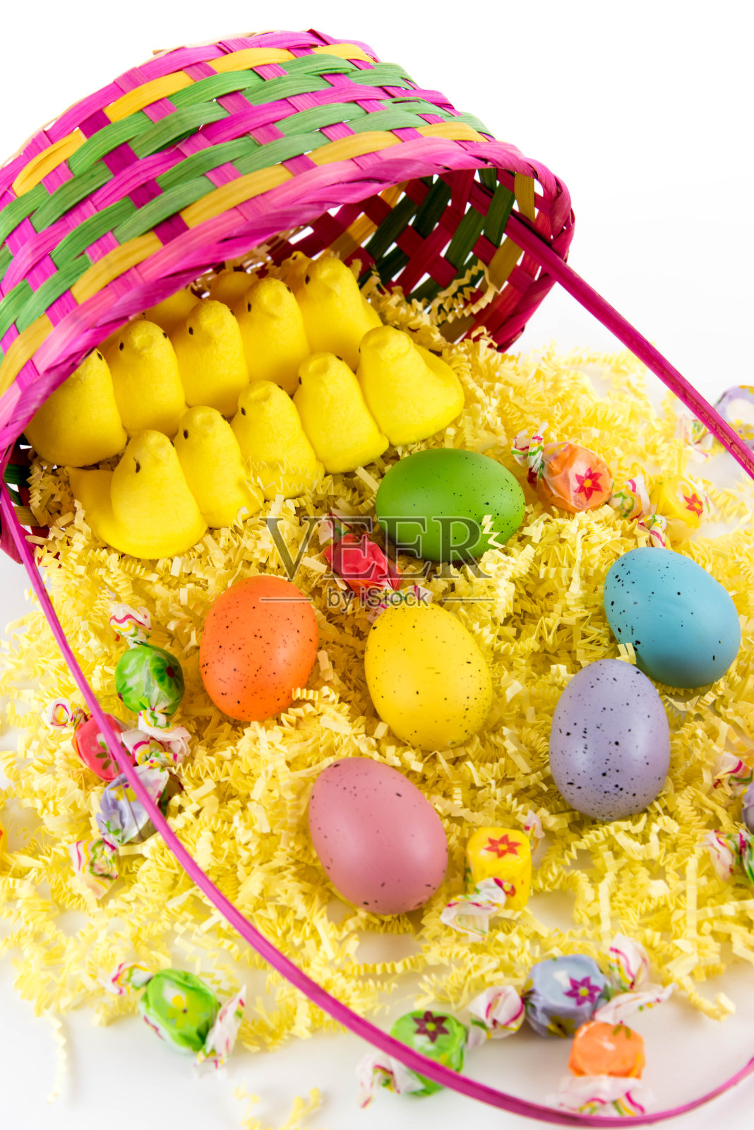 彩色的复活节彩蛋，糖果和小鸡篮子照片摄影图片