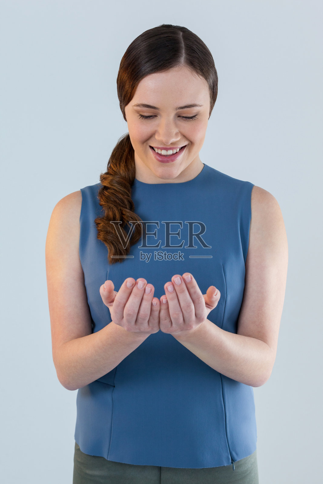 漂亮女人假装在看一本隐形书照片摄影图片