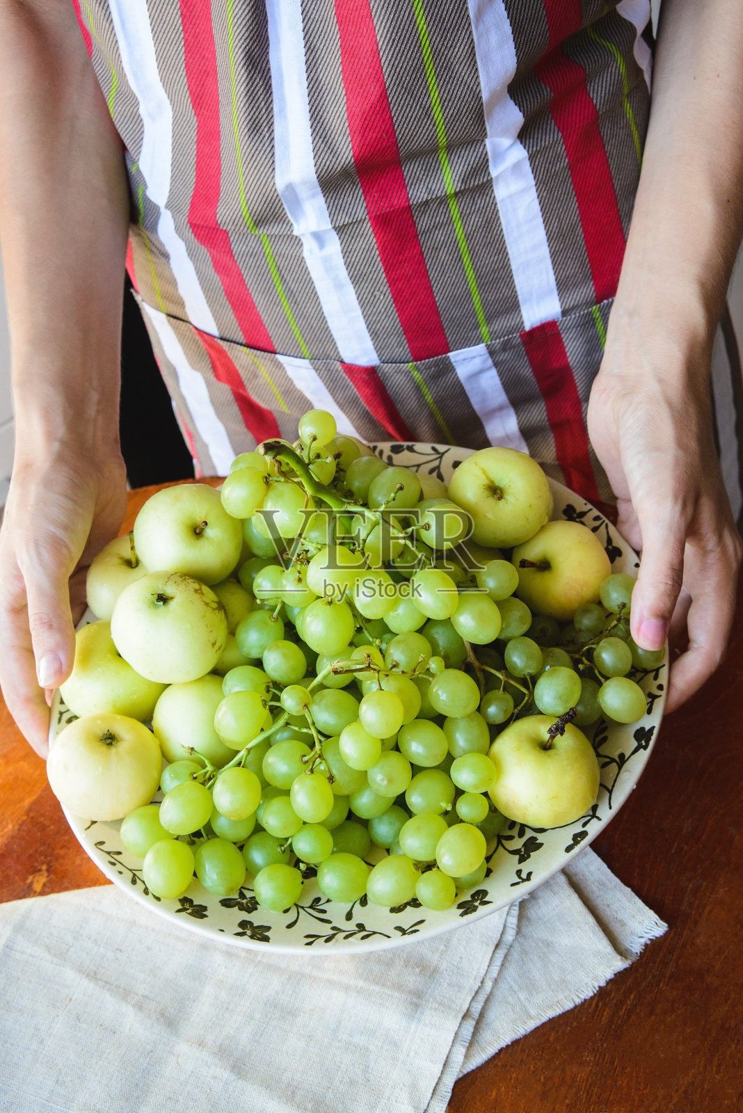 盘子里装着苹果和葡萄照片摄影图片