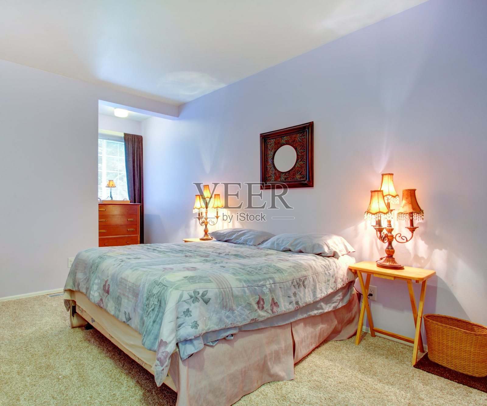 柔和的卧室，淡紫色的墙壁照片摄影图片