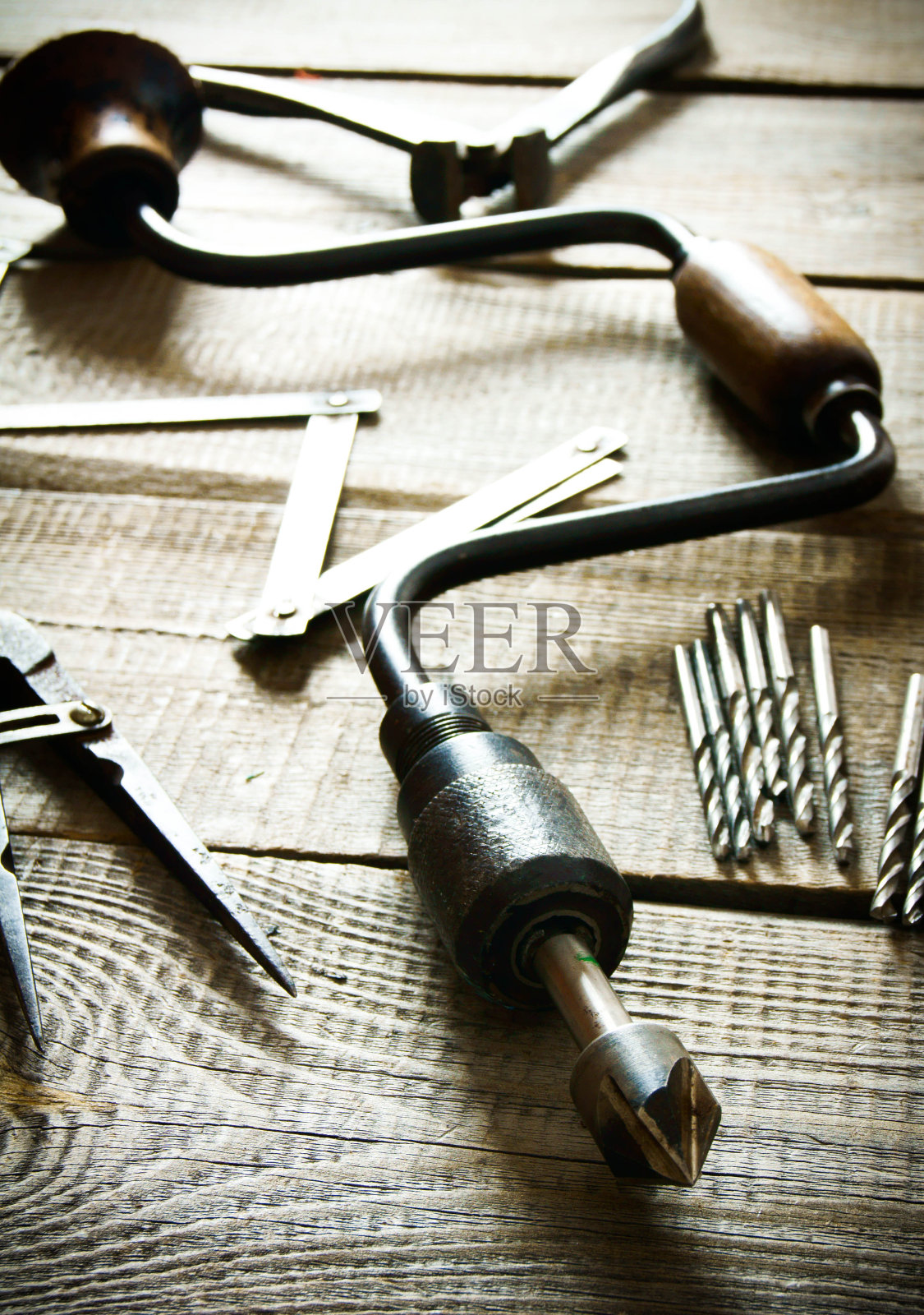旧钻头，圆规，尺子和钻头在一个木制的背景照片摄影图片