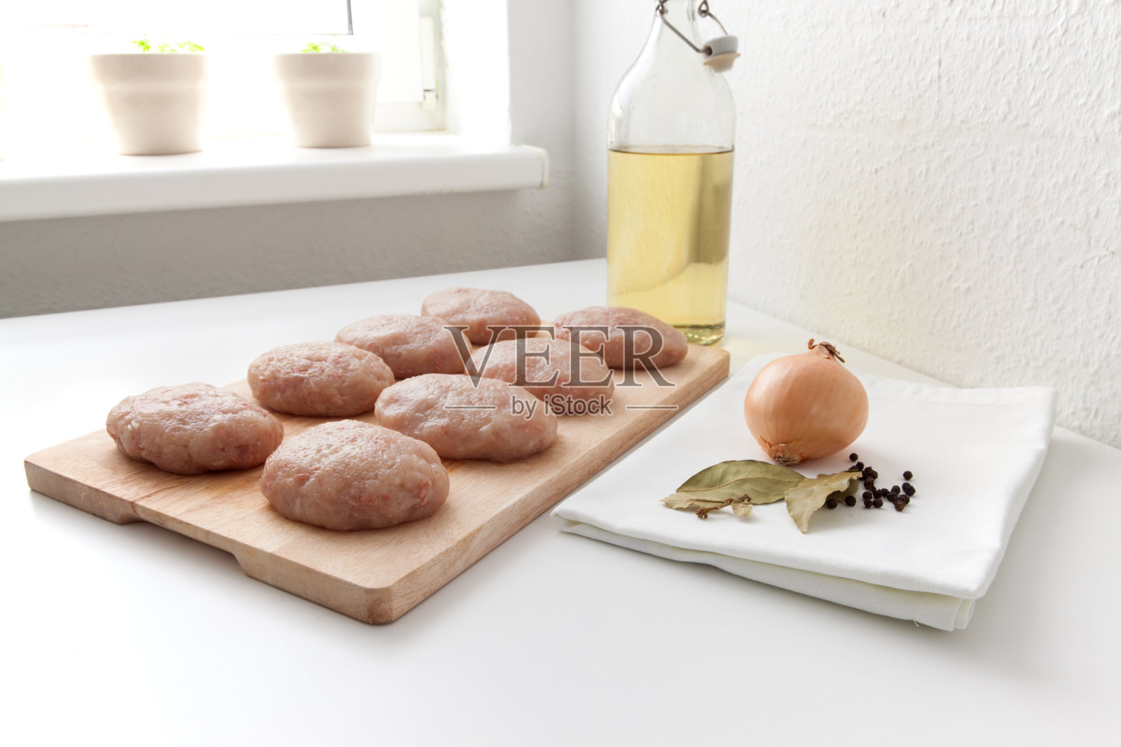 在家庭厨房里加工肉丸照片摄影图片