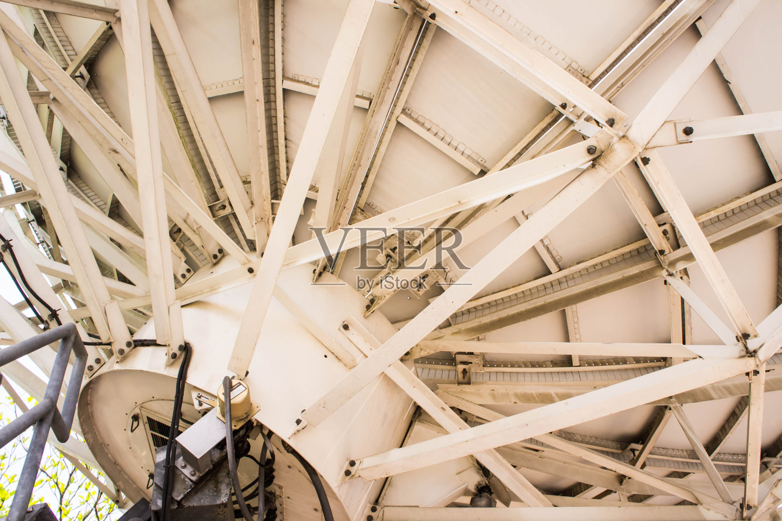 旧的卫星天线。照片摄影图片