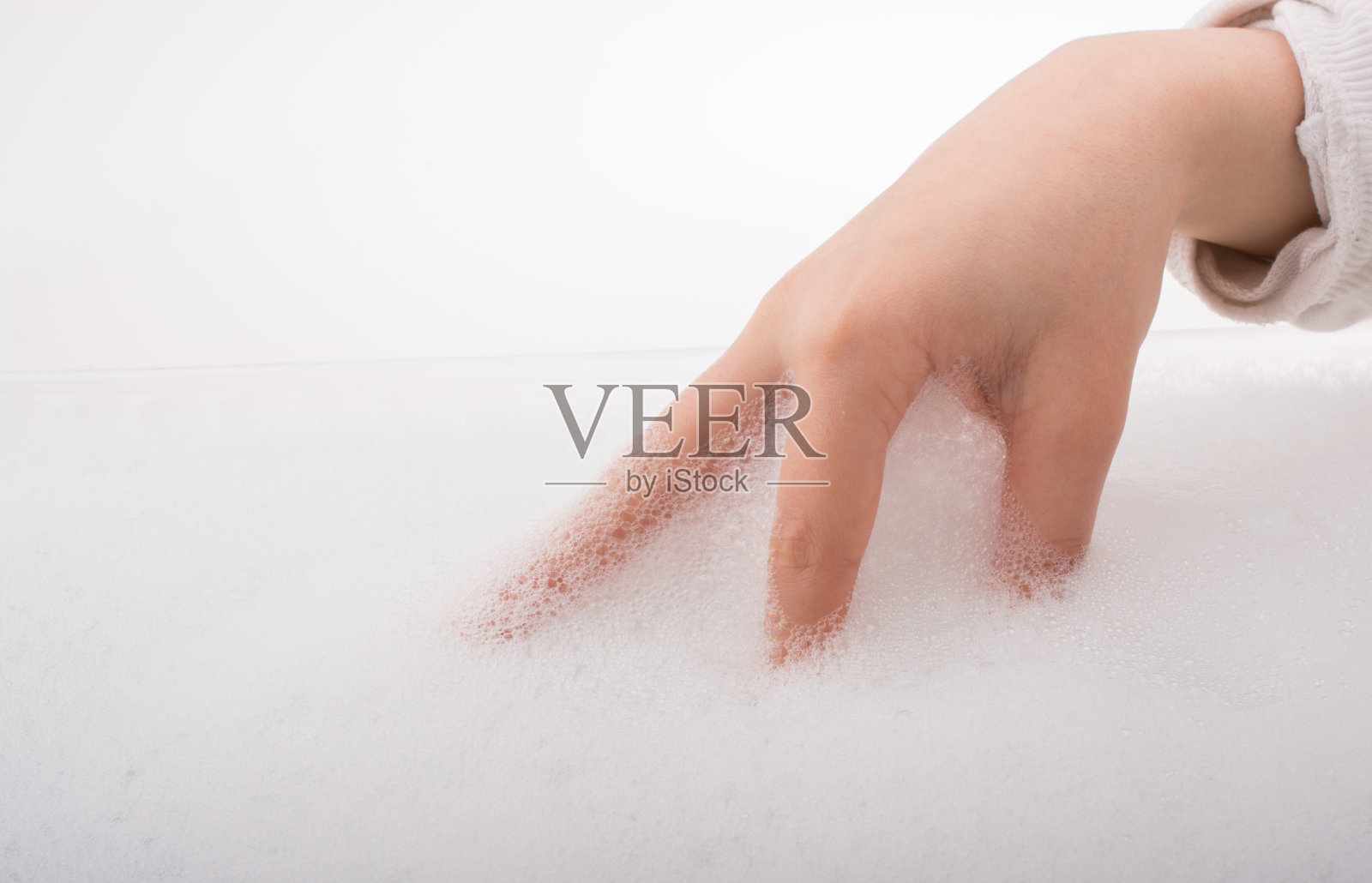 孩子在泡沫中洗手照片摄影图片