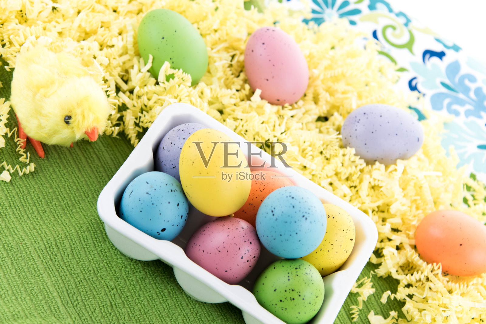 彩色的复活节彩蛋和黄色的春天小鸡照片摄影图片