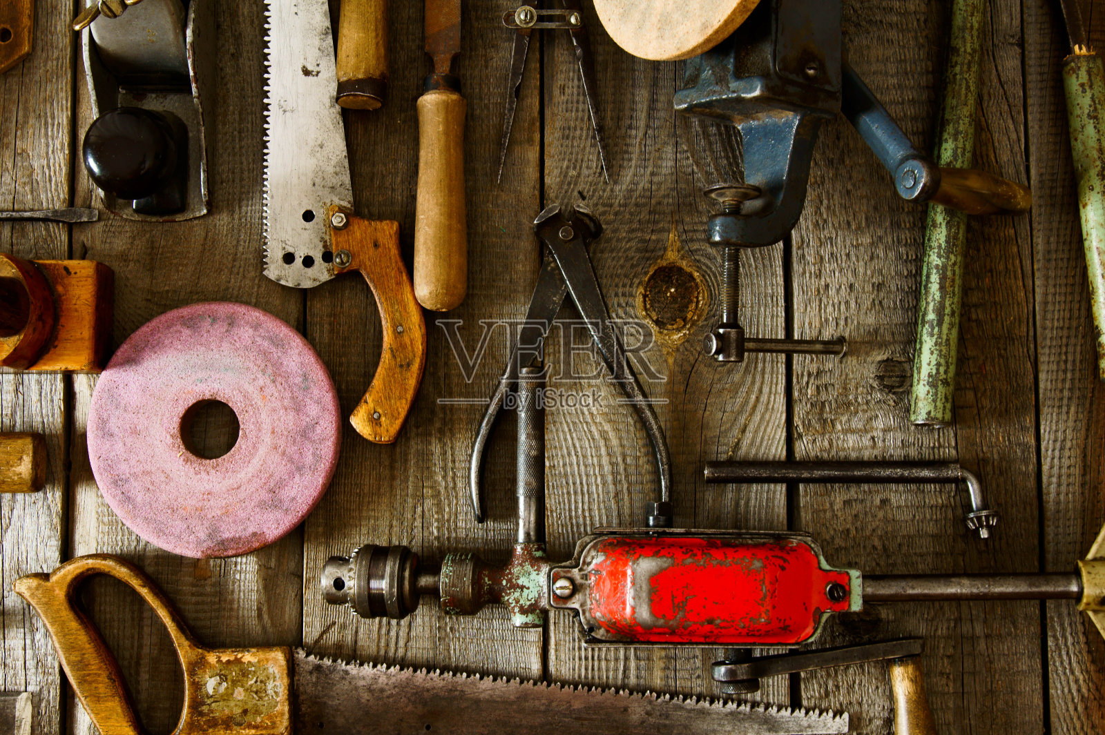 许多旧的工作工具(刨子、锯子、钳子等)上照片摄影图片