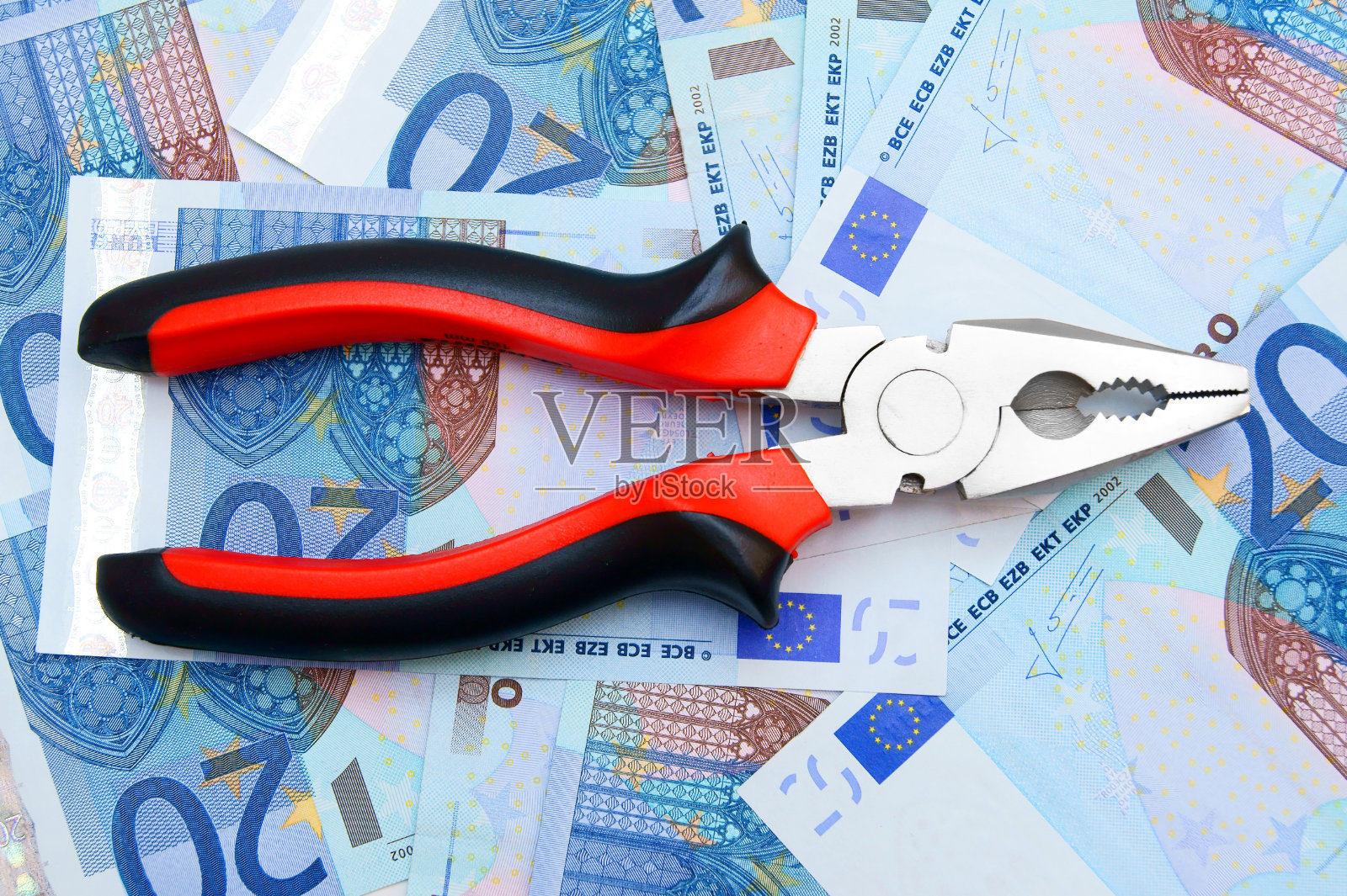 钳子和金钱。照片摄影图片