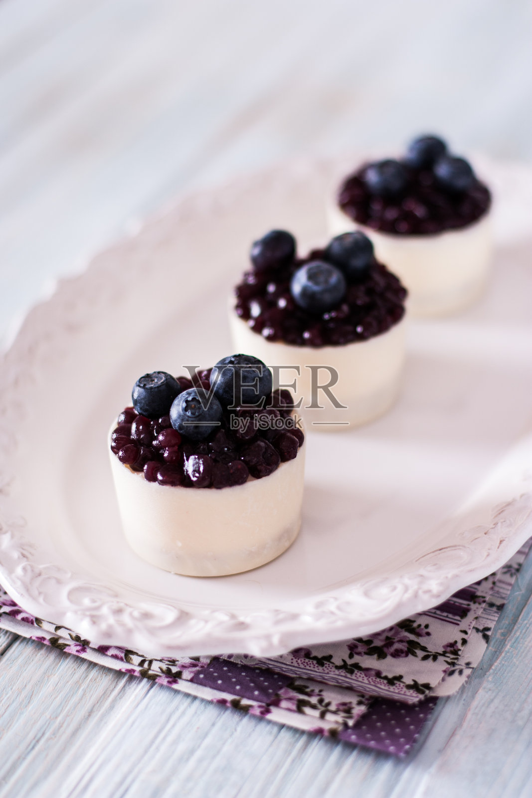 薰衣草和蓝莓蛋糕照片摄影图片