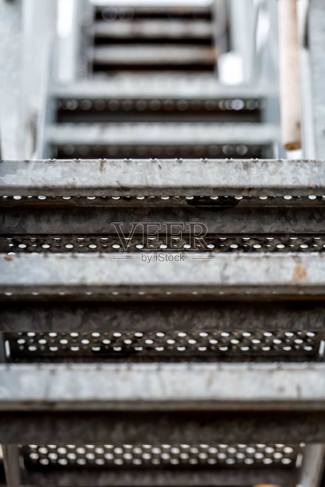 金属楼梯踏板特写。照片摄影图片