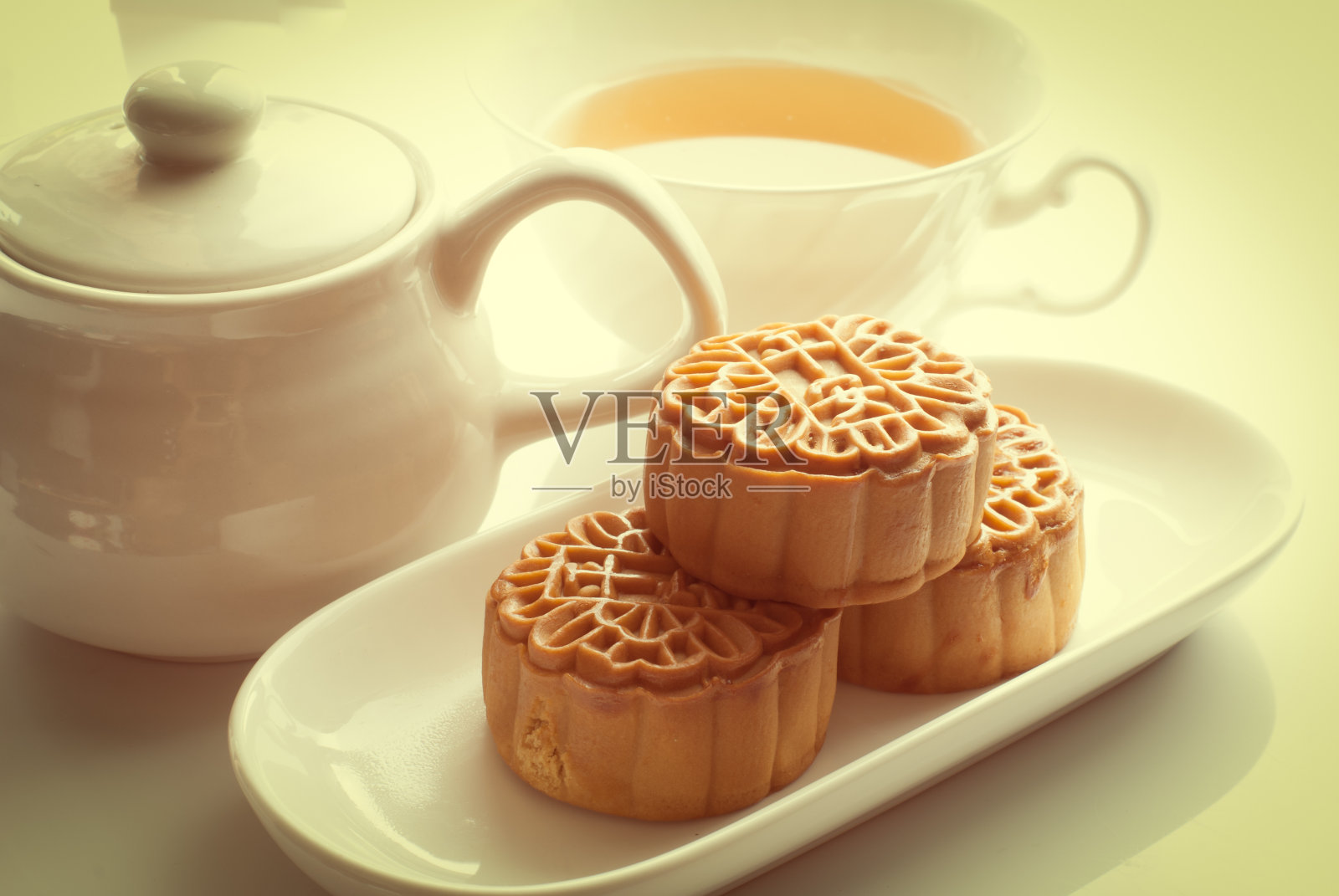 中秋月饼放在木板上照片摄影图片