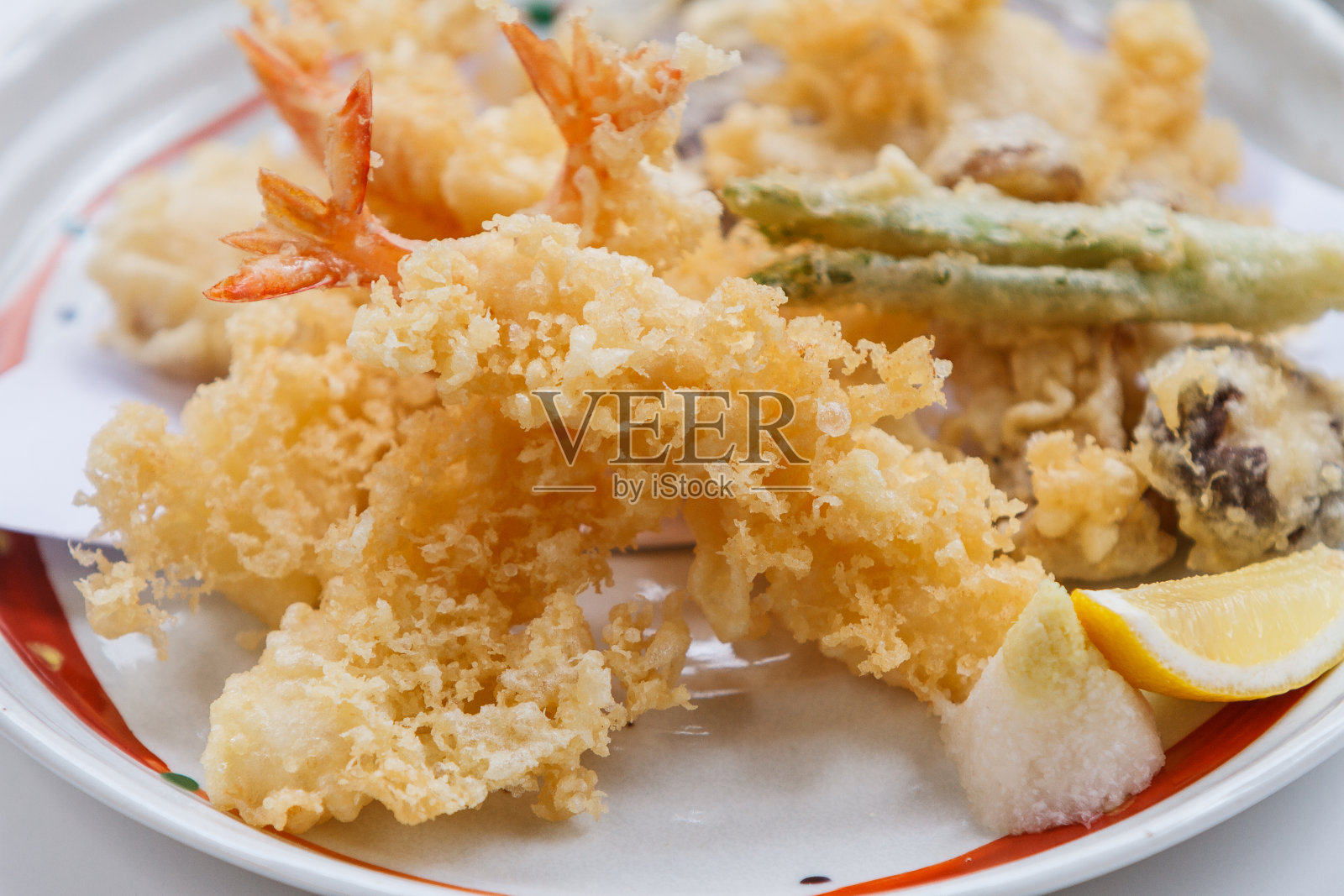 虾仁蔬菜天妇罗配天须鱼。照片摄影图片