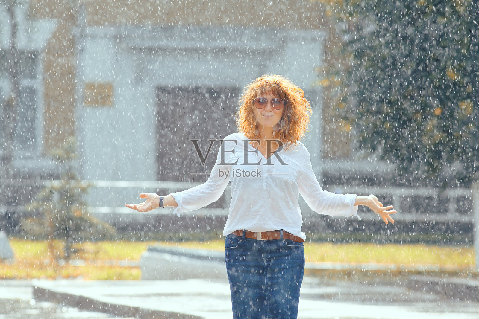 雨中红发快乐女人的肖像照片摄影图片