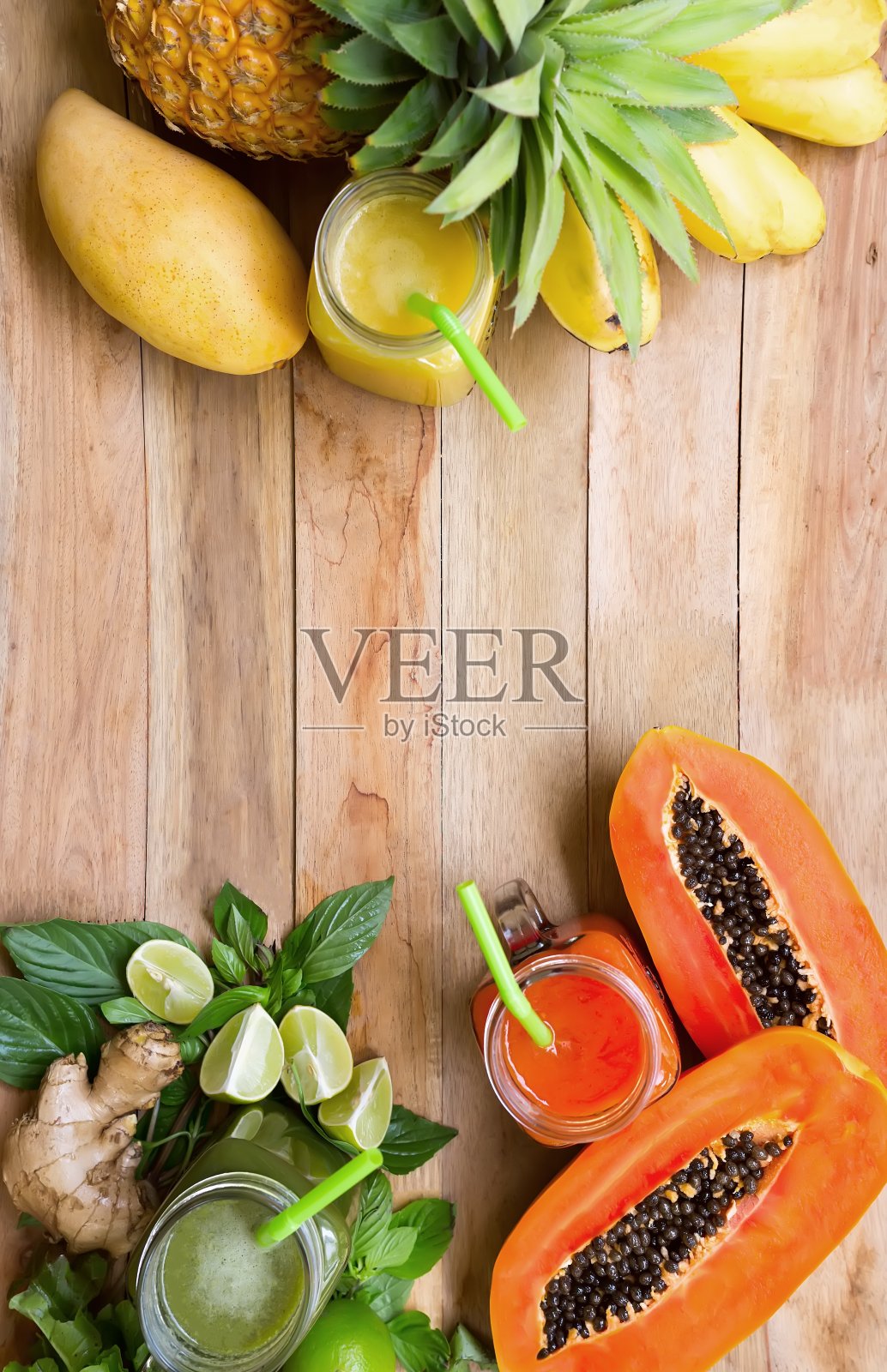 新鲜果汁冰沙配热带水果照片摄影图片