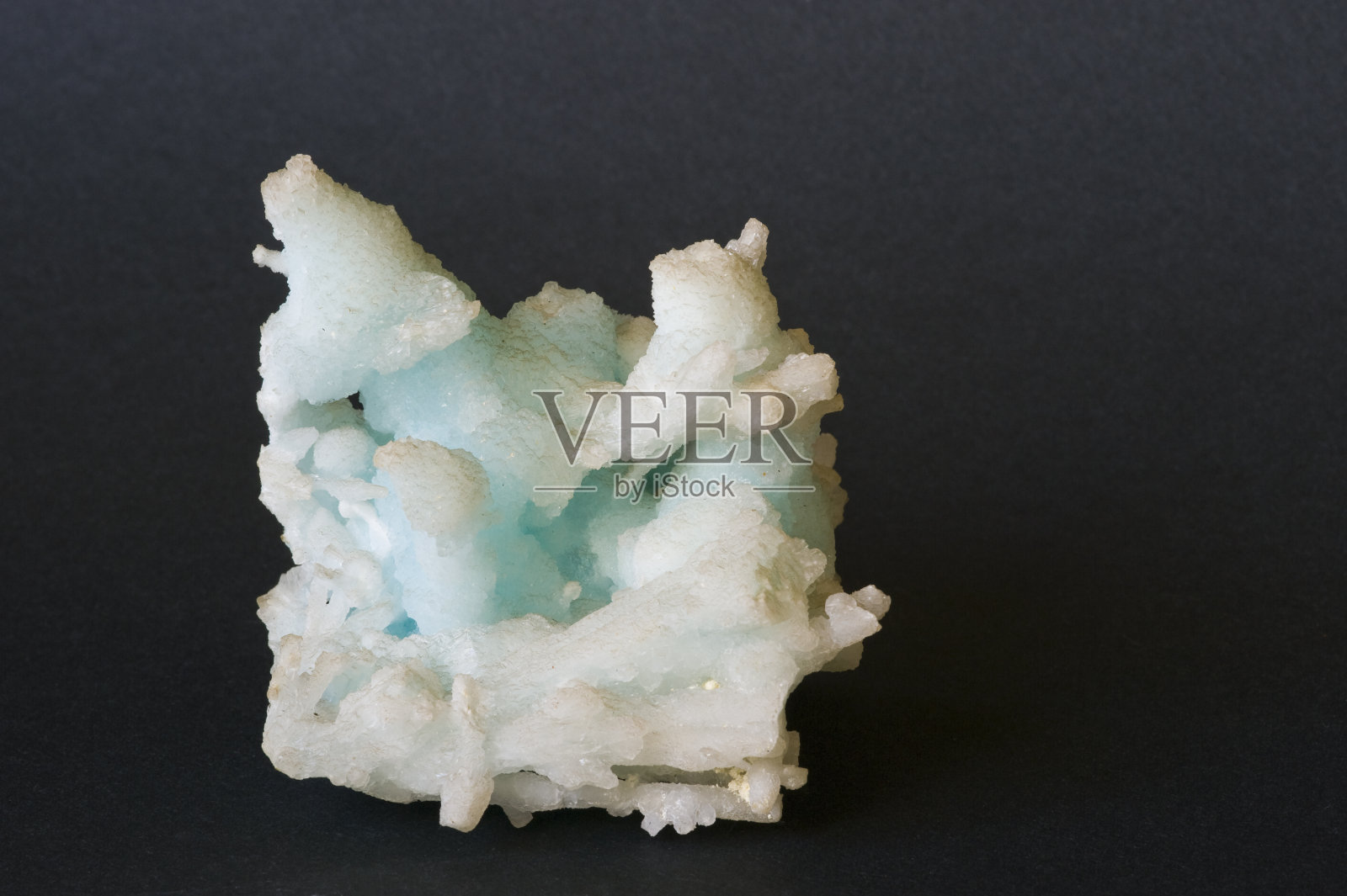 博物馆矿物系列:意大利撒丁岛的蓝色文石。直径8厘米。照片摄影图片