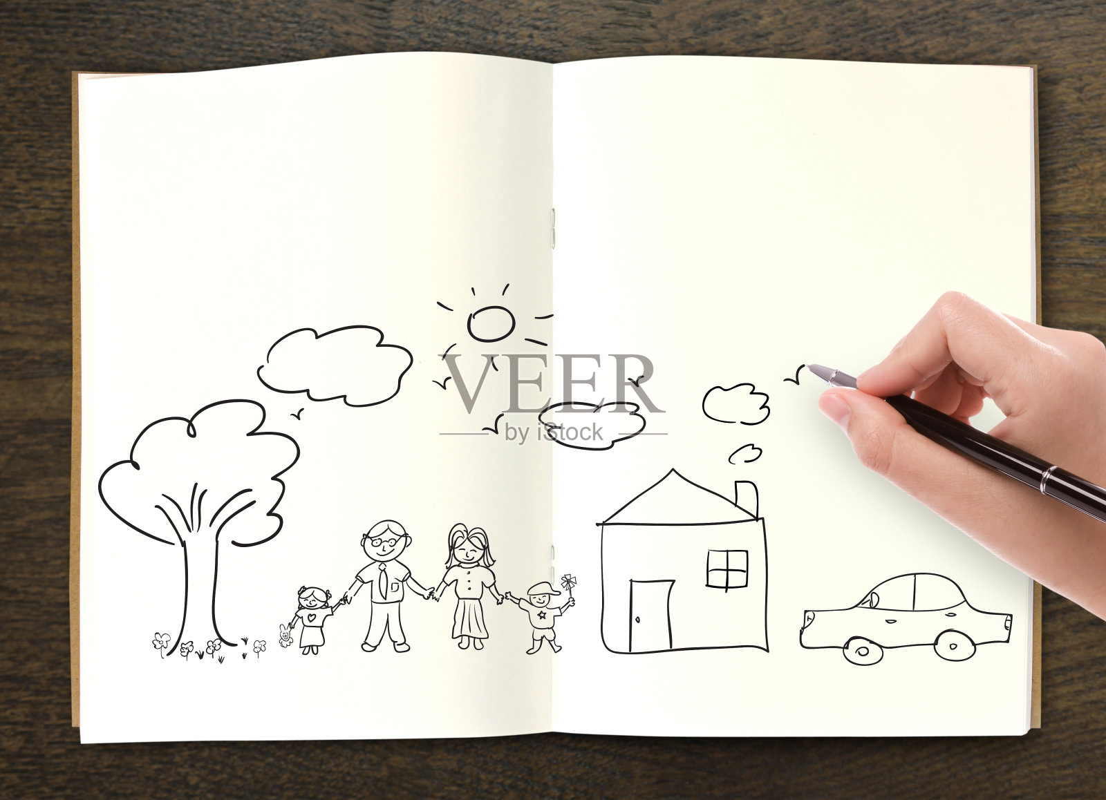 在可爱的家庭打开的书里手绘照片摄影图片