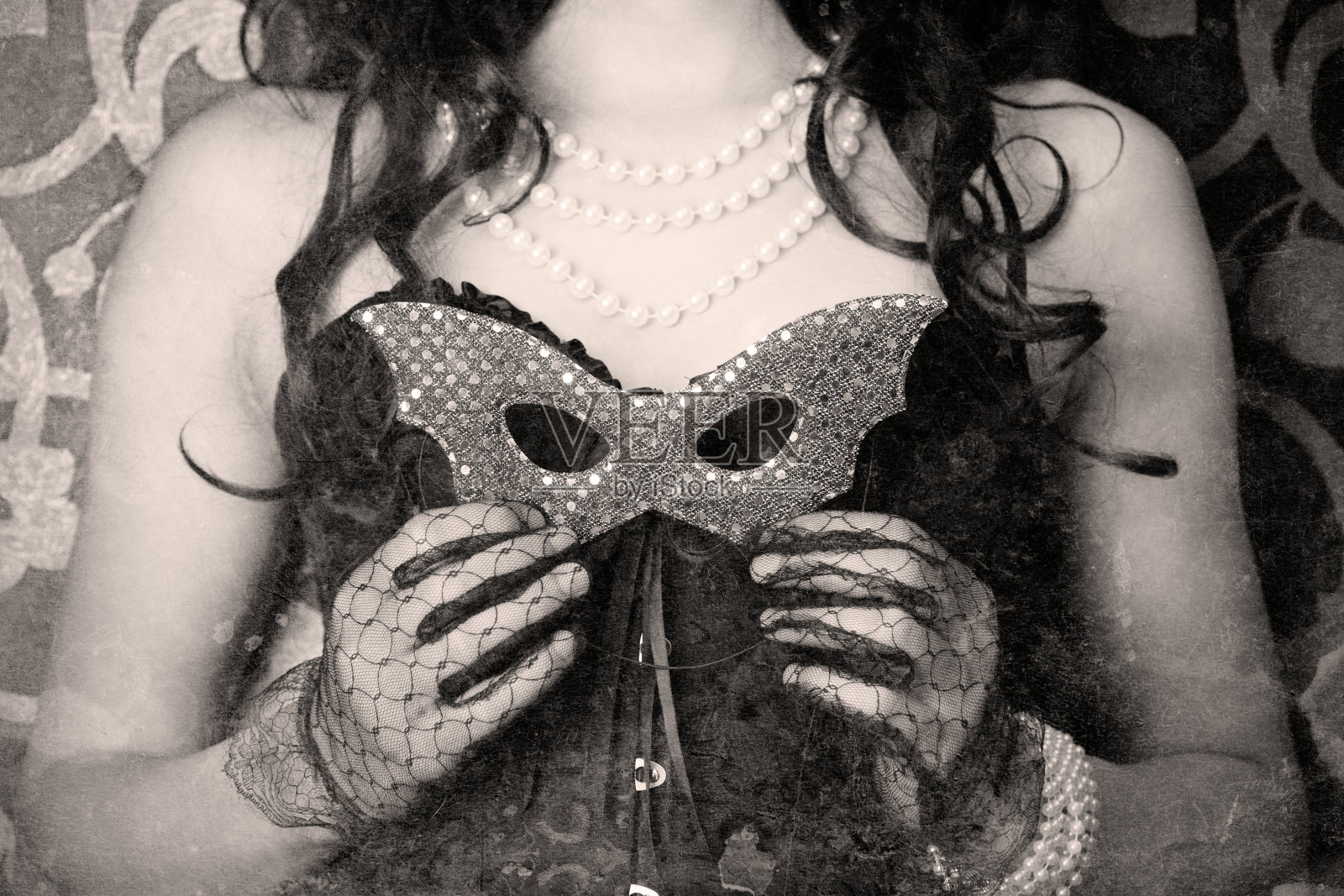 穿着黑色紧身衣的女人照片摄影图片