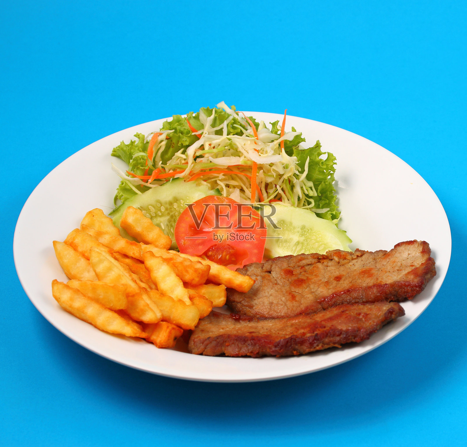 泰式烤牛肉和炸薯条照片摄影图片