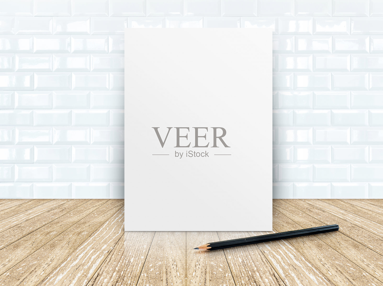 海报框架在瓷砖，陶瓷墙和木地板照片摄影图片