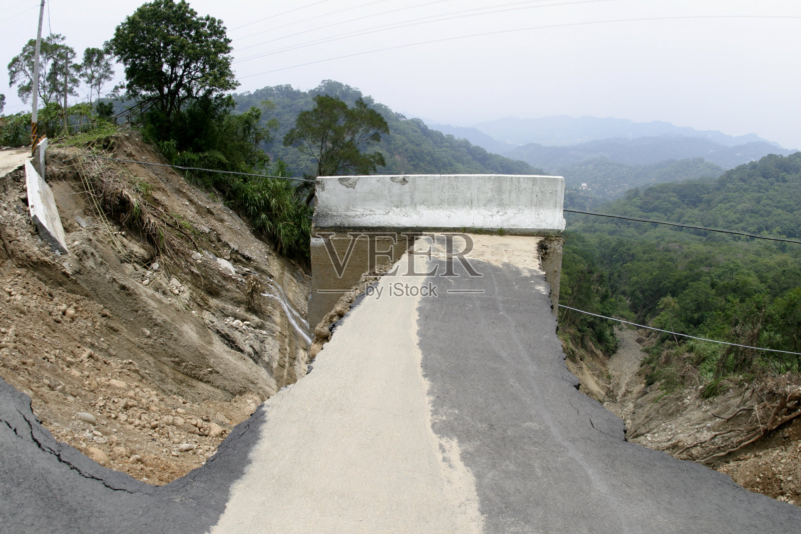 路崩溃照片摄影图片