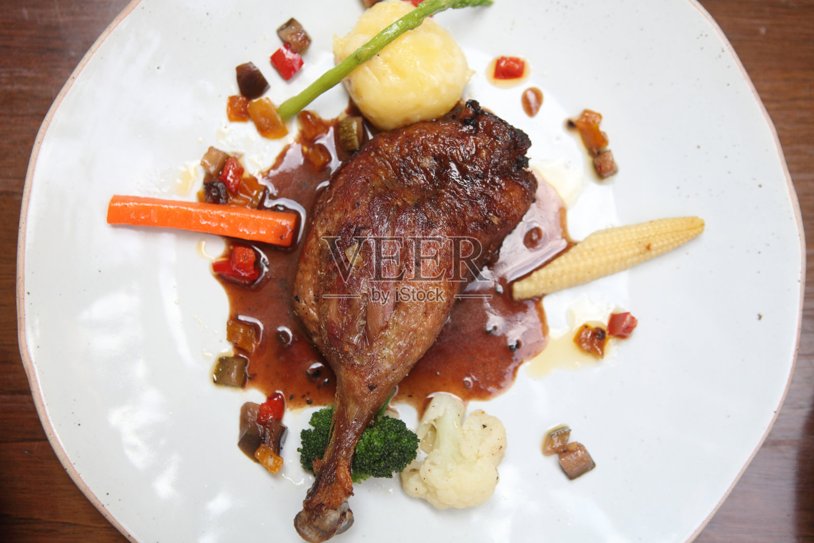 烤鸭肉配蓝莓酱照片摄影图片