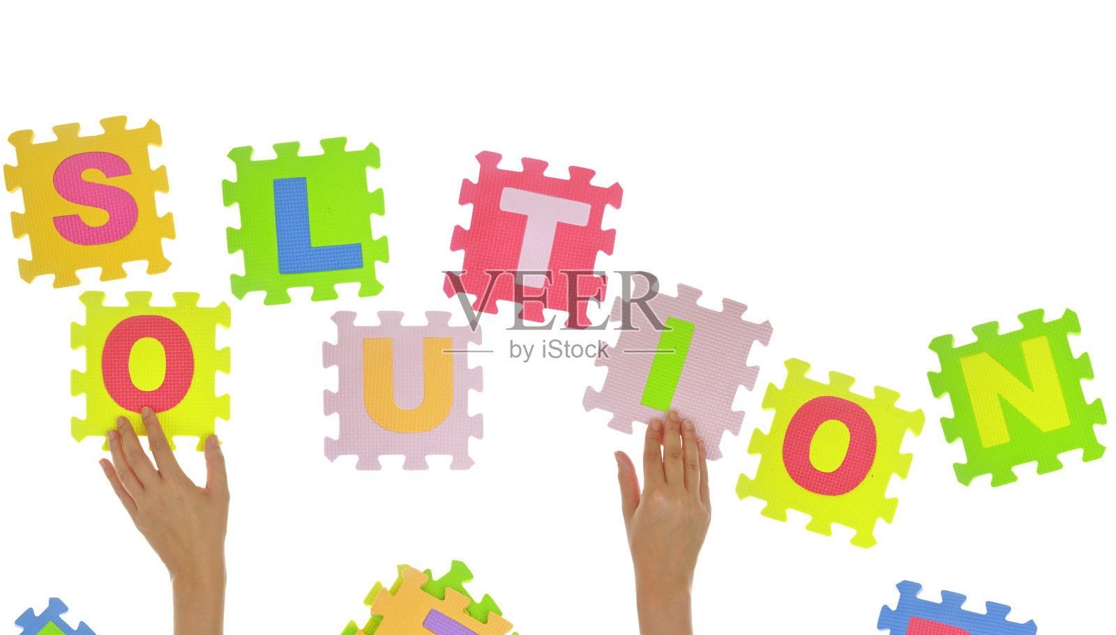 手形成单词“解决”与拼图碎片孤立照片摄影图片