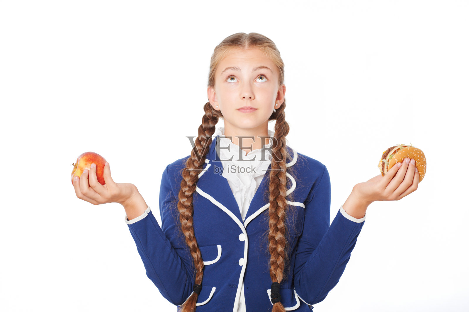 拿着苹果和汉堡的女学生照片摄影图片