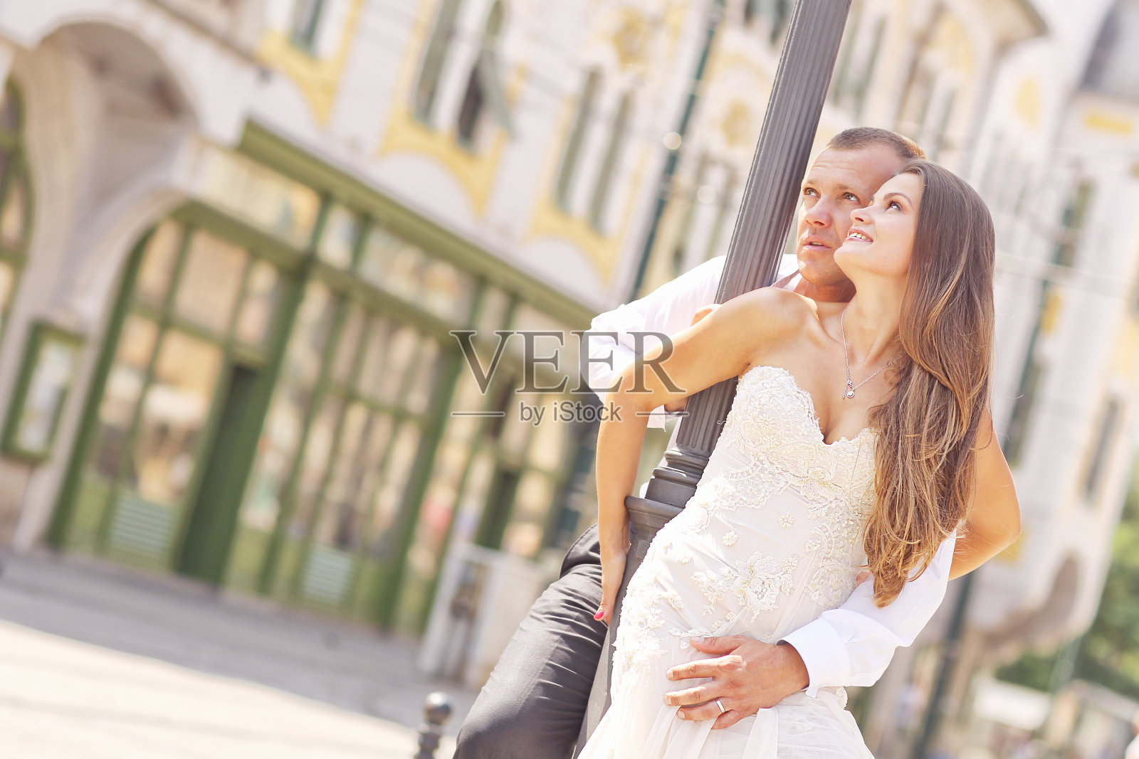 美丽的新娘和新郎在城市阳光明媚的日子里照片摄影图片