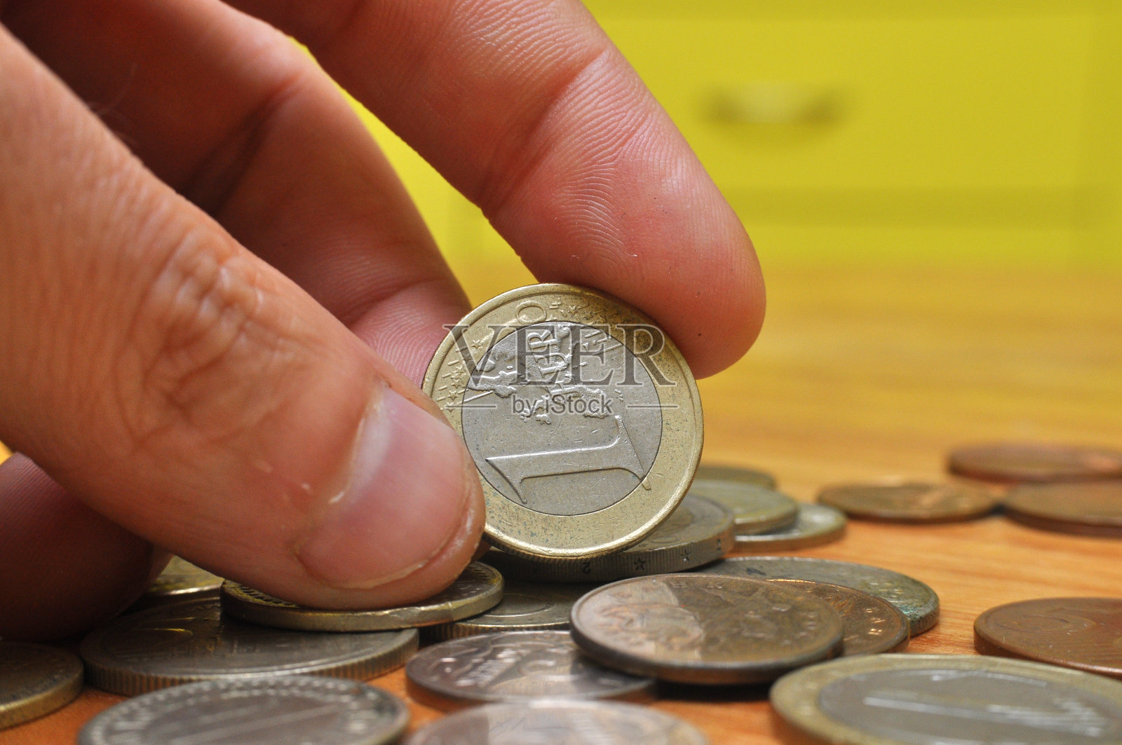 手握一欧元照片摄影图片