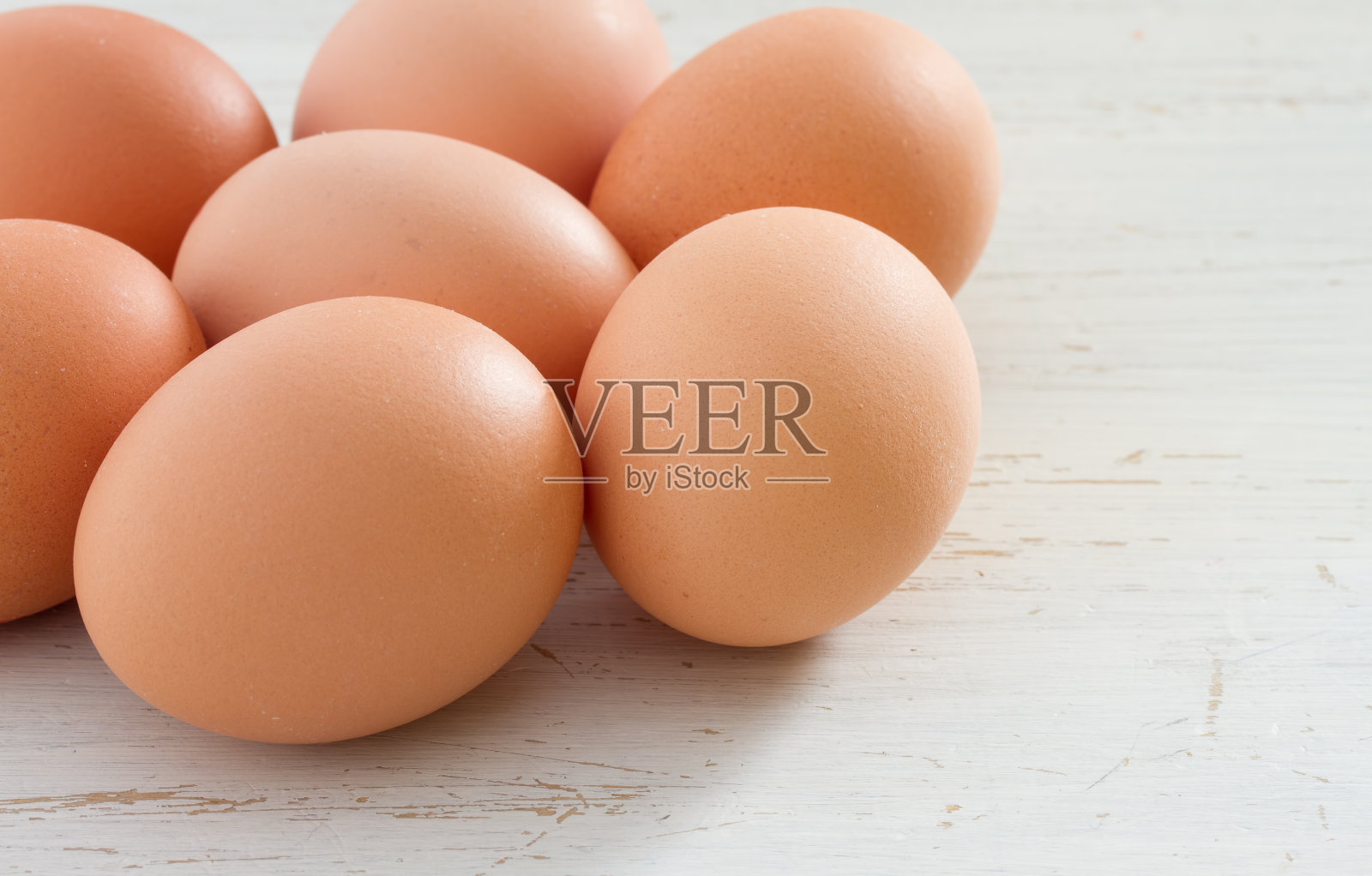 白色破旧的桌子上放着棕色的鸡蛋照片摄影图片