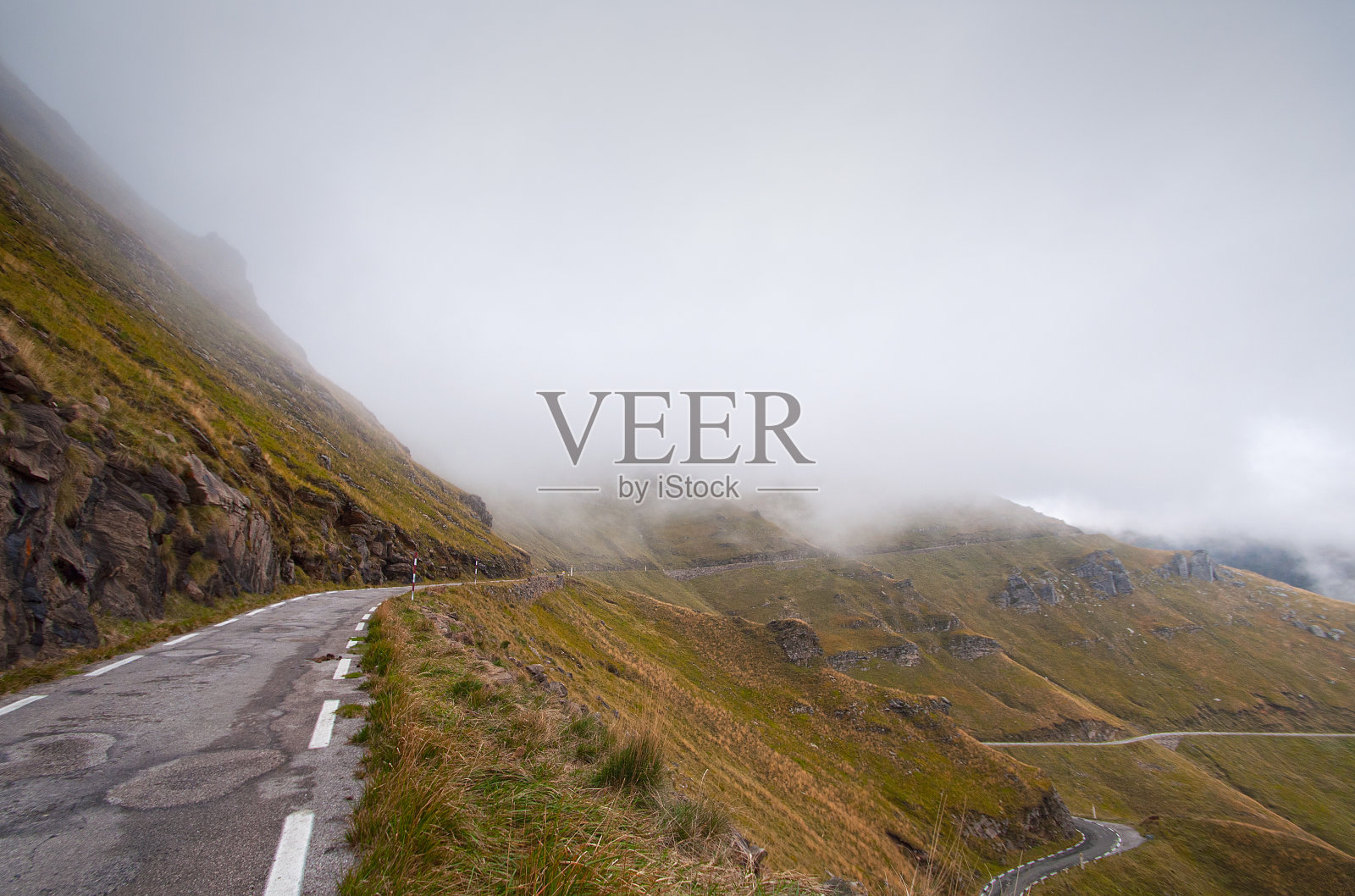 山路狭窄，有雾照片摄影图片