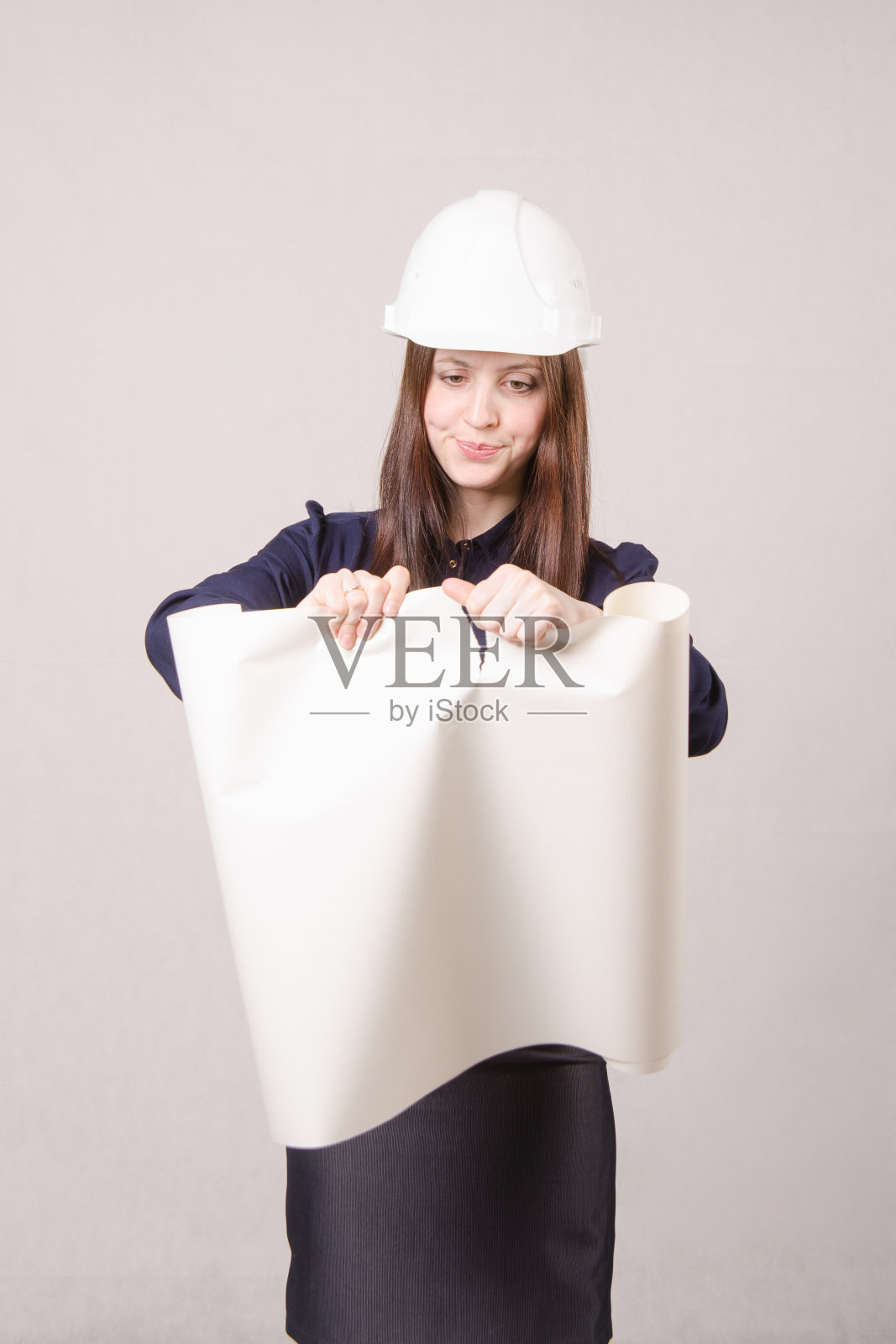 戴着头盔的女建筑师在流泪照片摄影图片