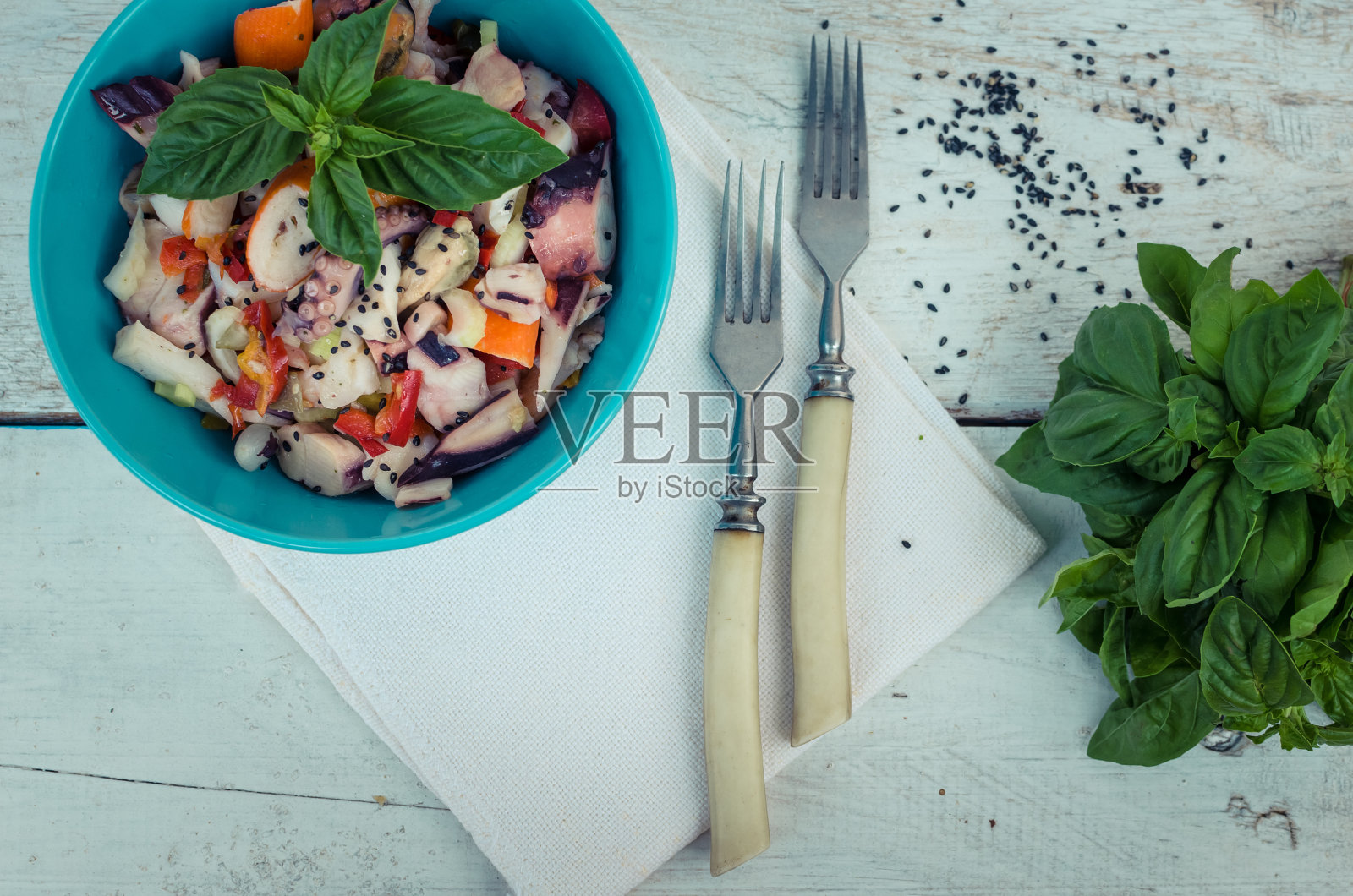 新鲜沙拉配海鲜和蔬菜照片摄影图片