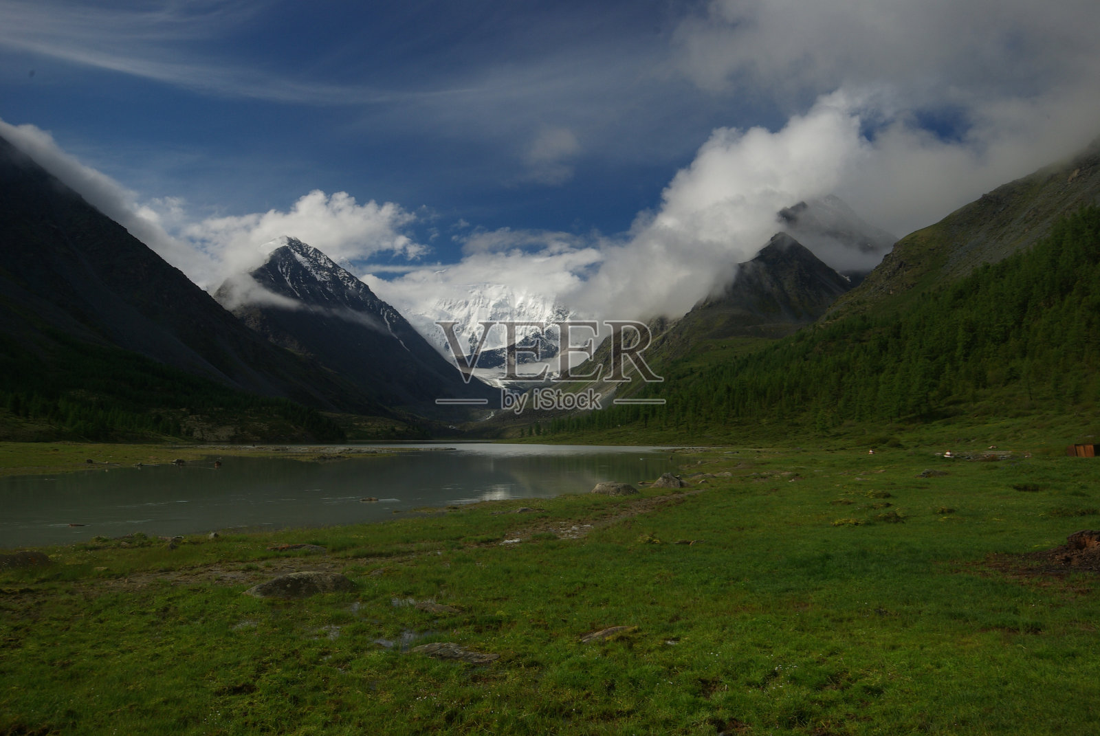 山的风景。高地、山峰、峡谷和山谷。斜坡上的石头照片摄影图片