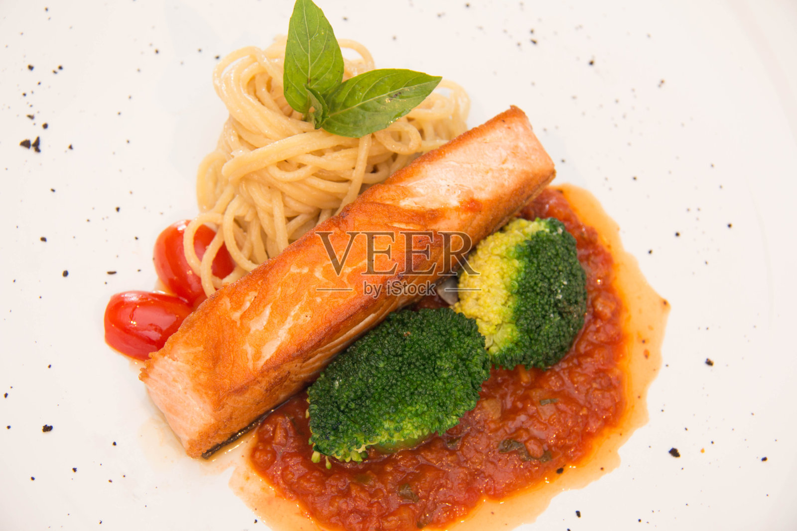 三文鱼配蔬菜做成的木桩照片摄影图片