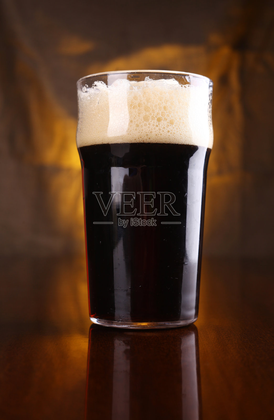 品脱黑啤酒照片摄影图片