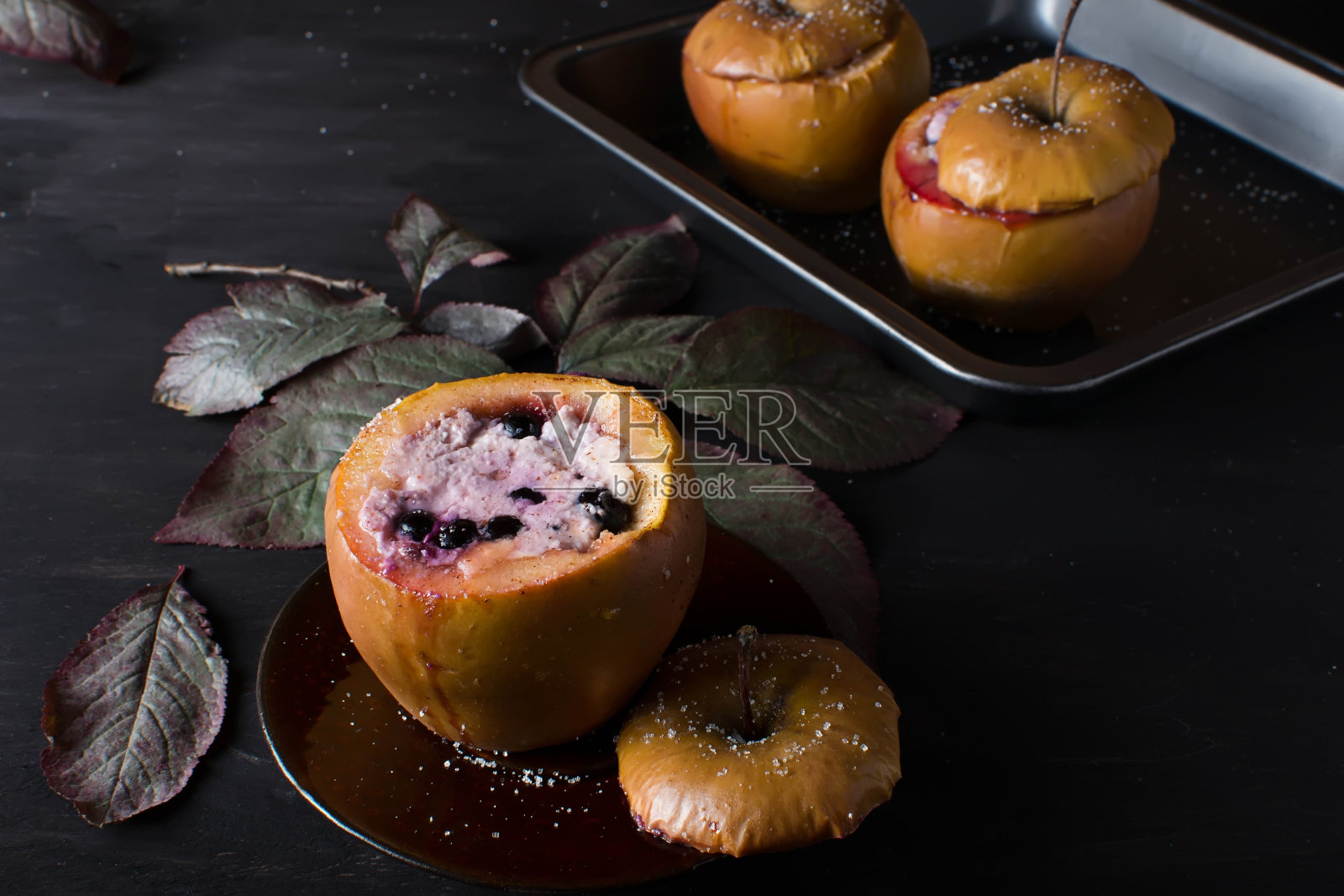 奶油芝士烤苹果，低调照片摄影图片